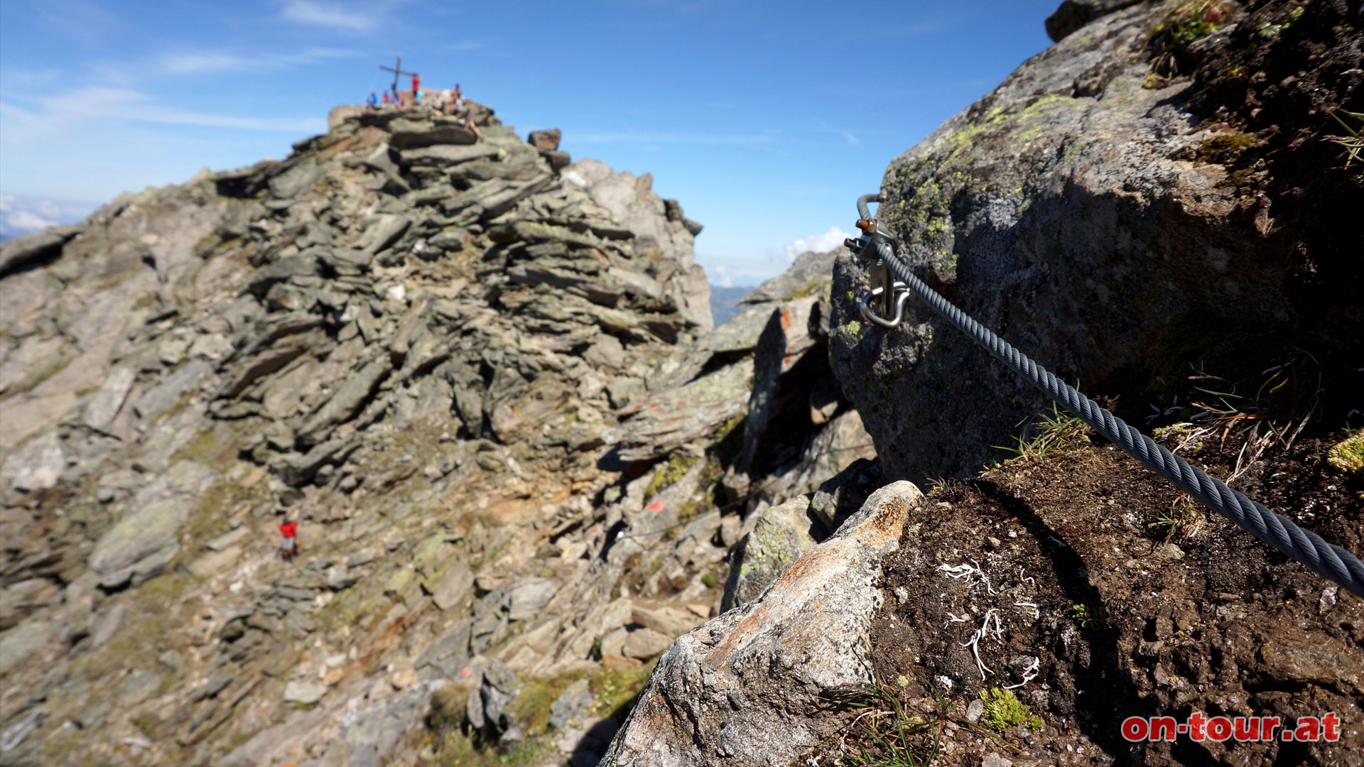 Eine kleine Scharte trennt den Hauptgipfel vom Sdgipfel. ber eine kurze, ausgesetzte, aber gut gesicherte Passage geht es einige Meter bergab, .