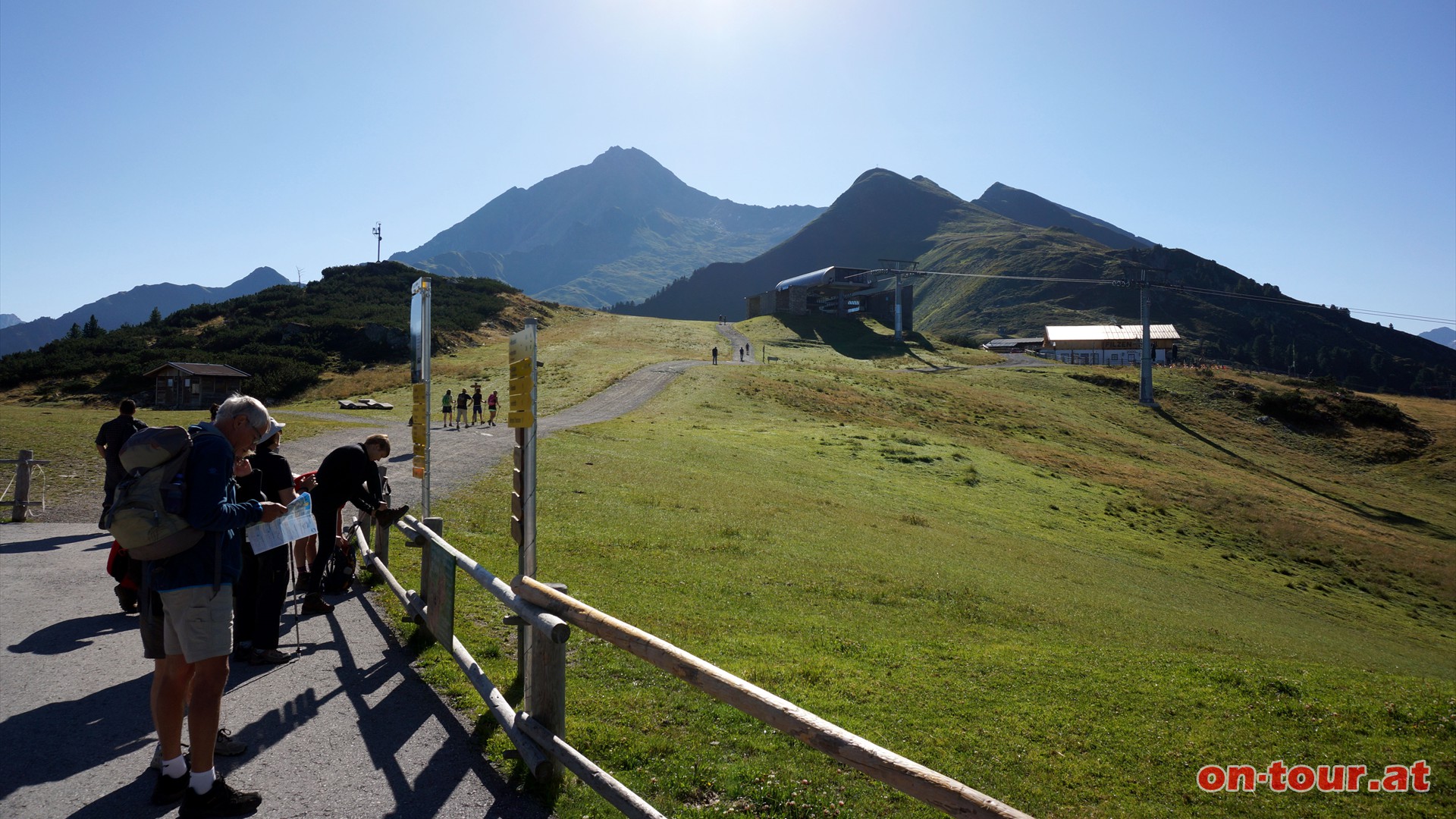 Gleich vorweg, wer Ruhe und Abgeschiedenheit sucht ist hier vllig falsch. Im regelmigen Rhythmus befrdert die Ahornbahn hunderte Touristen auf den Filzenboden.