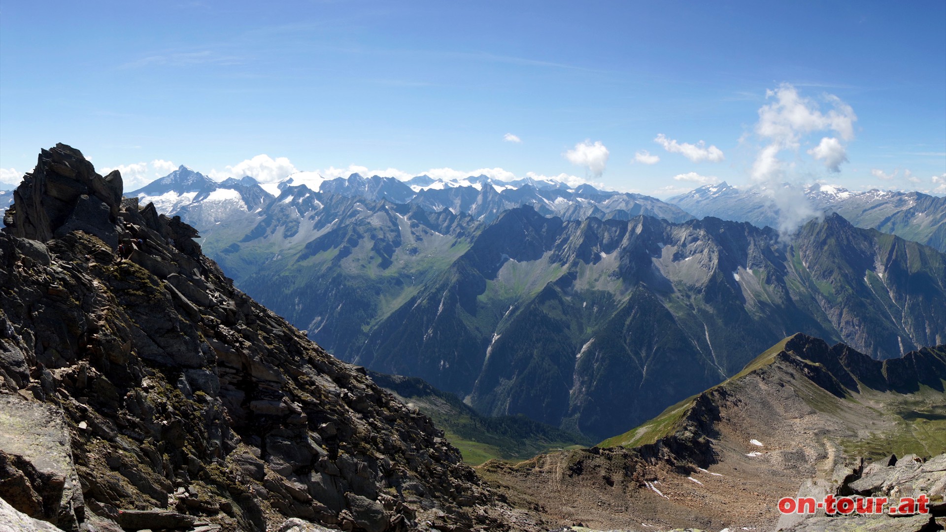 Im Sdwesten reihen sich die hohen Gletscherberge an der italienischen Grenze auf. Im Tal befindet sich der Stillupgrund.