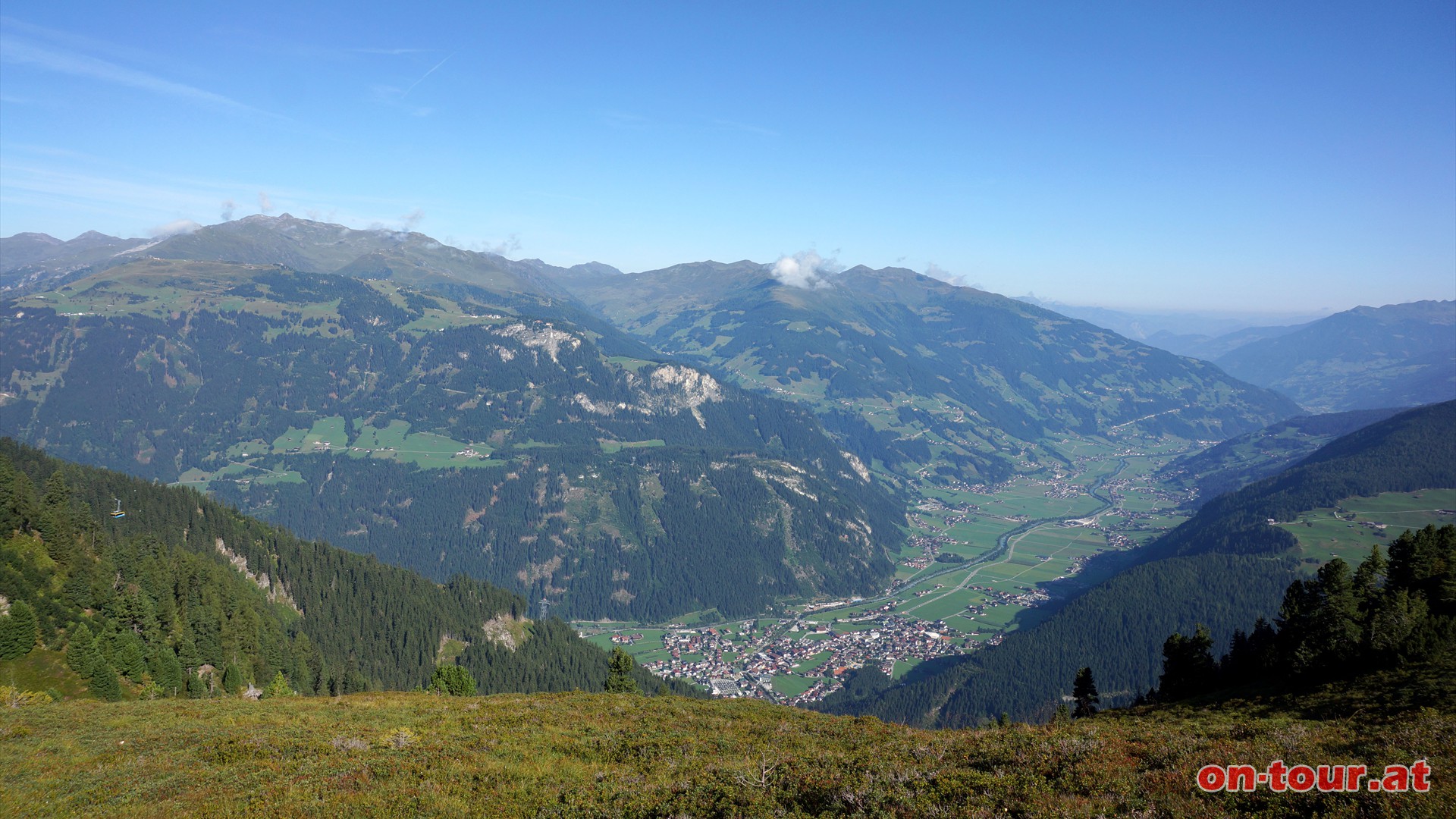 Im Zuge der Filzenkar Querung ergeben sich interessante Tiefblicke nach Mayrhofen und zu den Tuxer Alpen im Hintergrund.