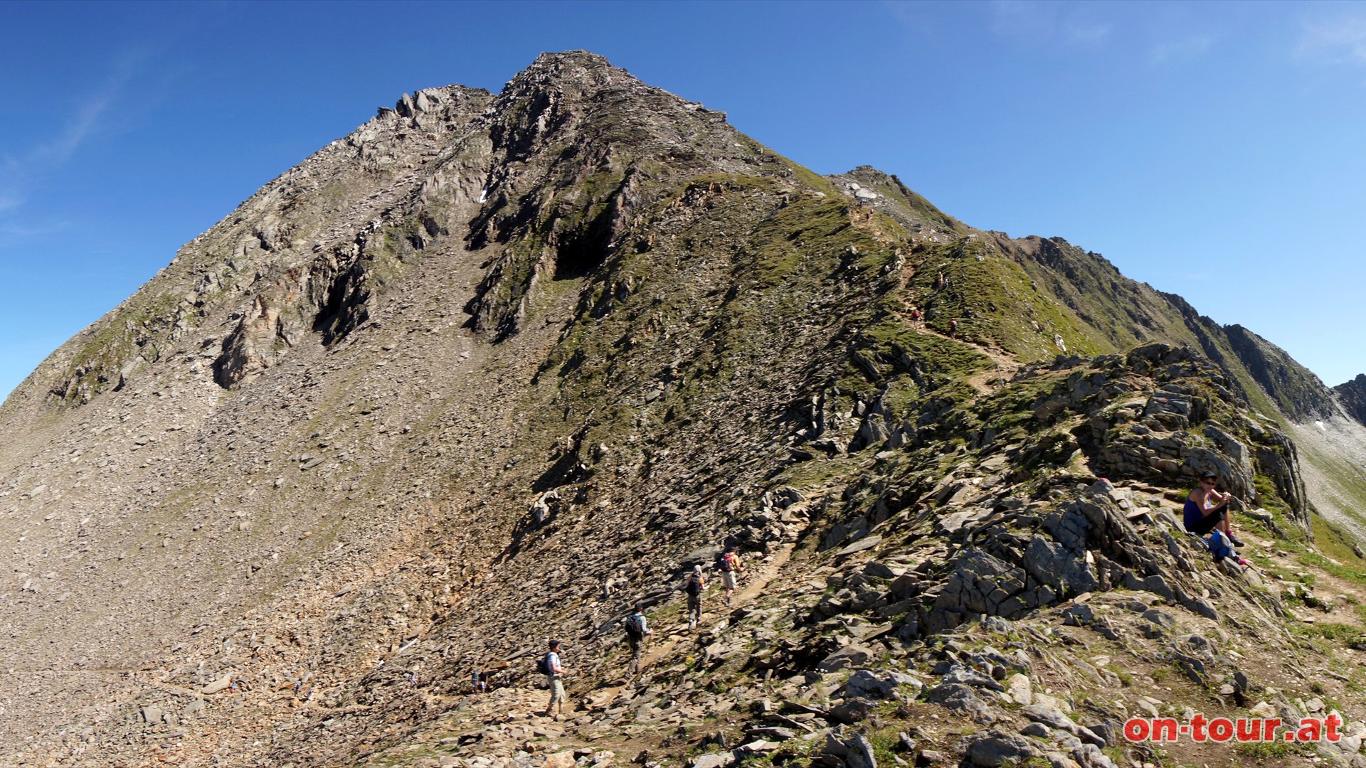 Jetzt ist Schluss mit lustig. Der Gratanstieg steilt auf. Die letzten 250 m sollten wirklich nur trittsichere und schwindelfreie Bergfreunde begehen.