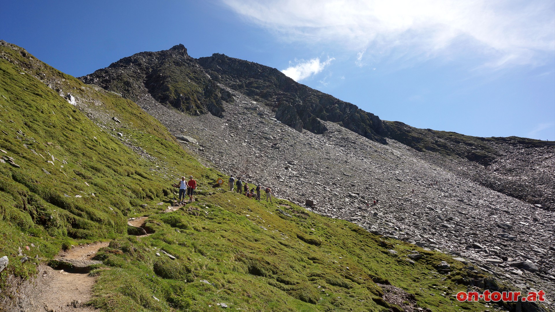 Mig steil verluft der Weg ber die Grasmatten und dem Gerllhang bis zur Popbergschneide und den Sdwestgrat.