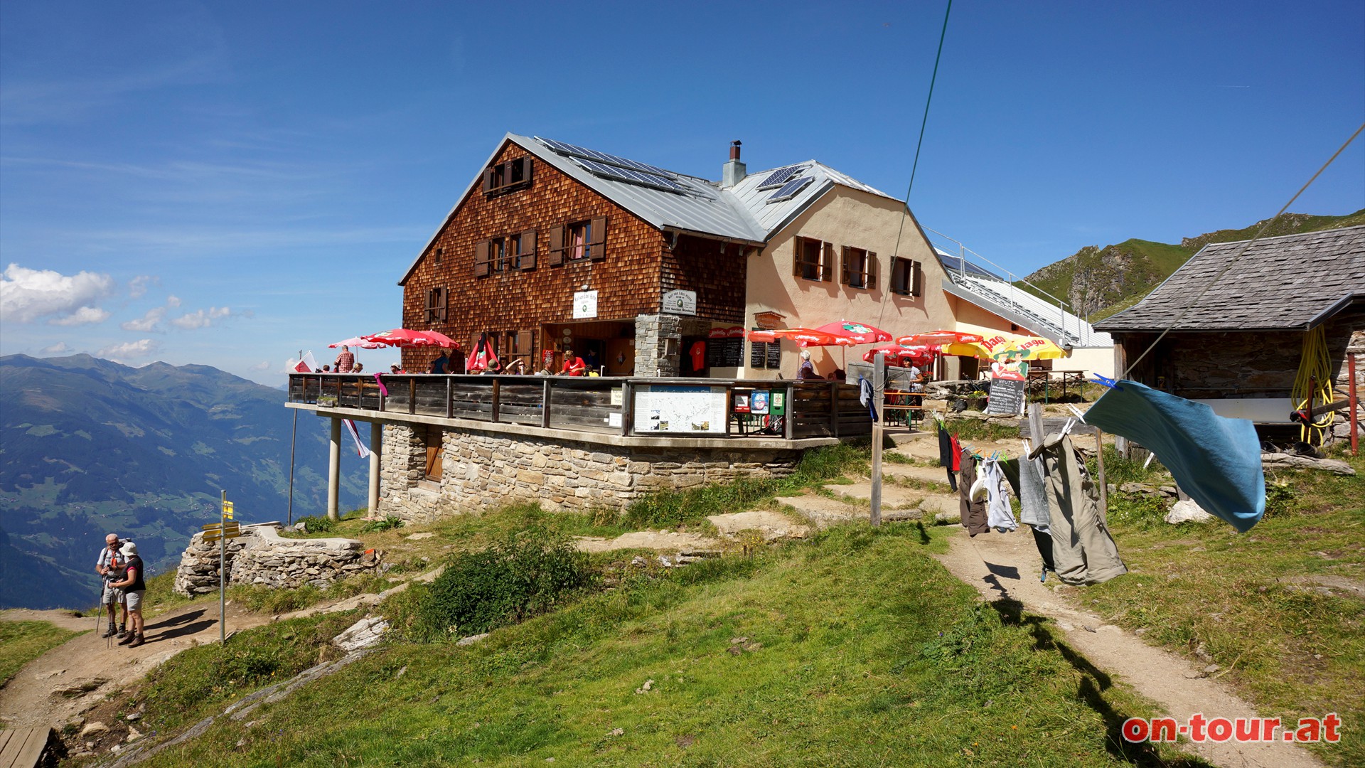 Nach einer gemtlichen Gehstunde ist die -Karl von Edel-Htte-, oder einfach Edelhtte, erreicht. Die kulinarische Servicestation wird dankend angenommen.