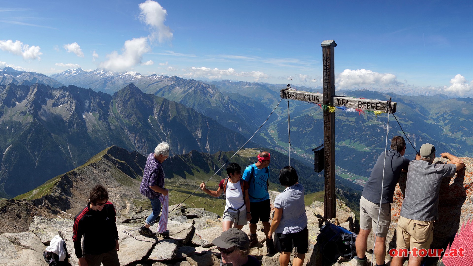 Nach insgesamt etwa 3  Std. ist das Ziel erreicht. Die Ahornspitze gestattet eine grandiose Rundumsicht auf die Zillertaler-, Tuxer- und Kitzbheler Alpen.