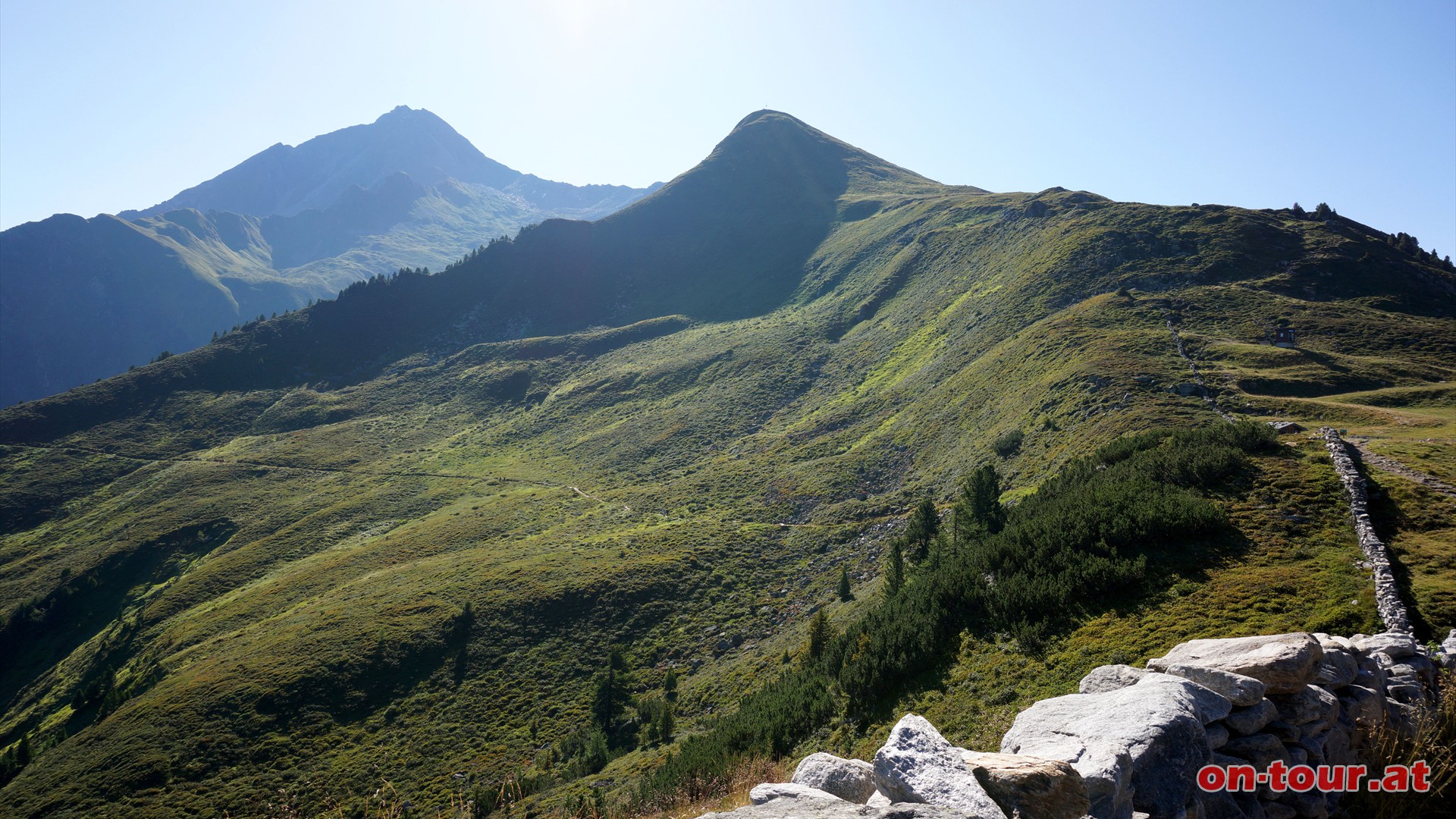Noch weit hinten liegt die Spitze der Begierde, rechts davor der Filzenkogel. Etwa 250 Hhenmeter trennen konditionsschwchere Bergfreunde vom 2.227 m hohen Filzenkogel.