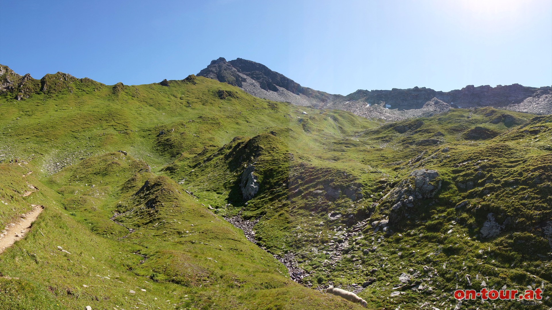 Nun, etwas ruhiger, fhrt der Gipfelanstieg ber das Fllenbergkar aufwrts. Der Doppelgipfel der Ahornspitze ist bereits zu erkennen; rechts die Popbergschneide.