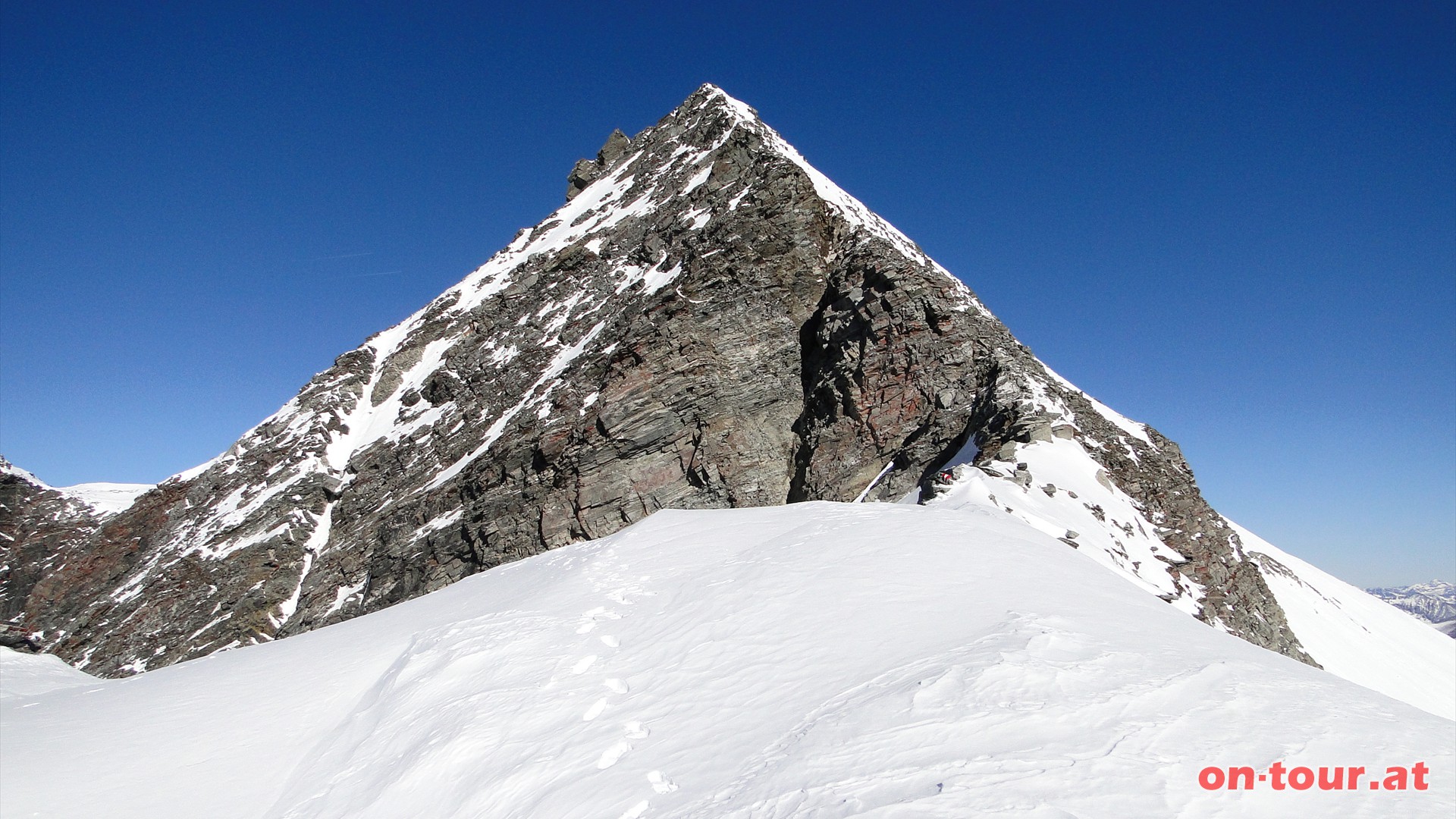 Ankogel. Bis zum Kleinen Ankogel ist der Weg noch relativ gemtlich (mittel); nun aber wird es spitz und steil.