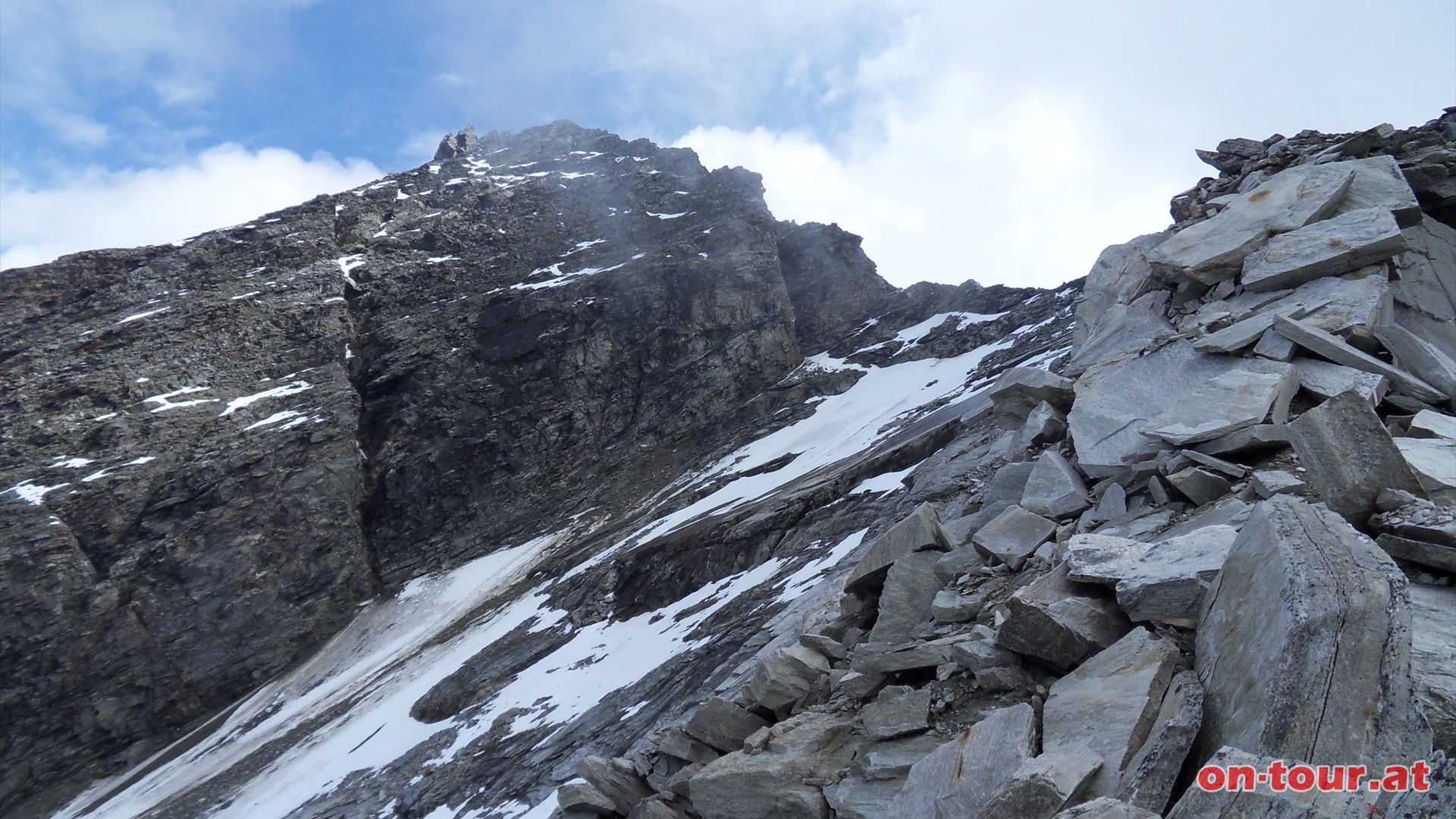 Aufstieg am geröll- und blockreichen Westgrat des Kleinen Ankogel. Links der Ankogel.
