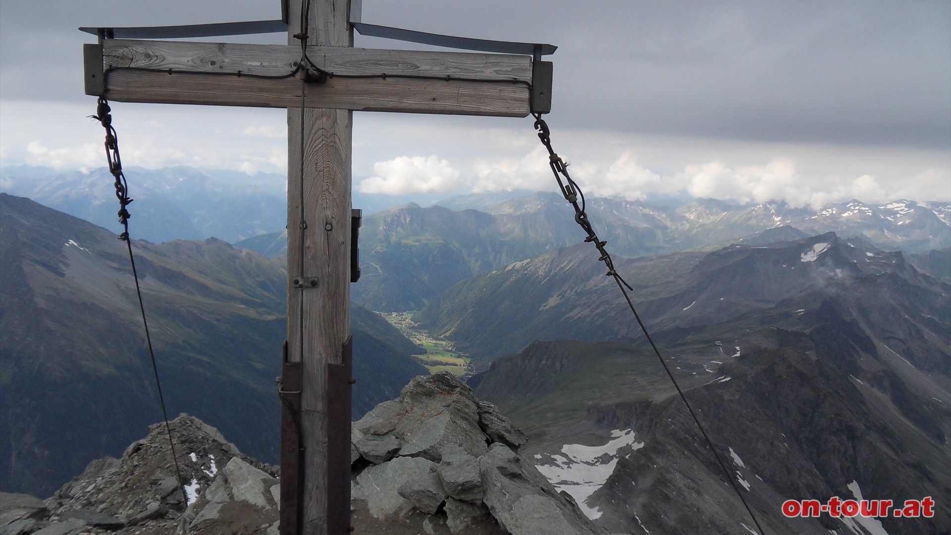 Der Tauernhauptkamm im Westen (rechts) und Mallnitz im Tal (Mitte).