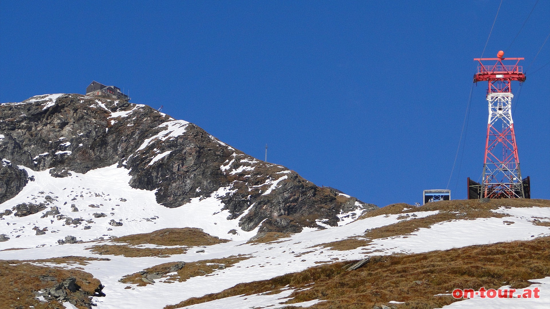 Die weitere Strecke zur Bergstation (rechts) fhrt mehr oder weniger an der Bahn entlang. 