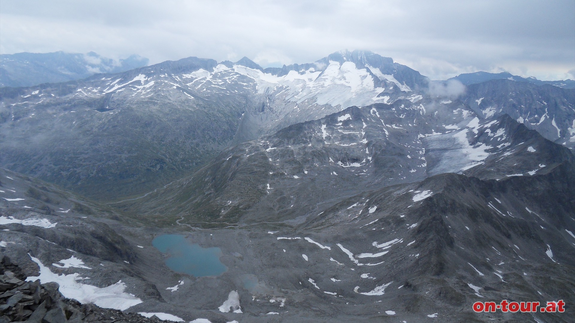 Im Sdosten dominiert die Hochalmspitze. Am Fue des Ankogels liegt der Plenitzsee.