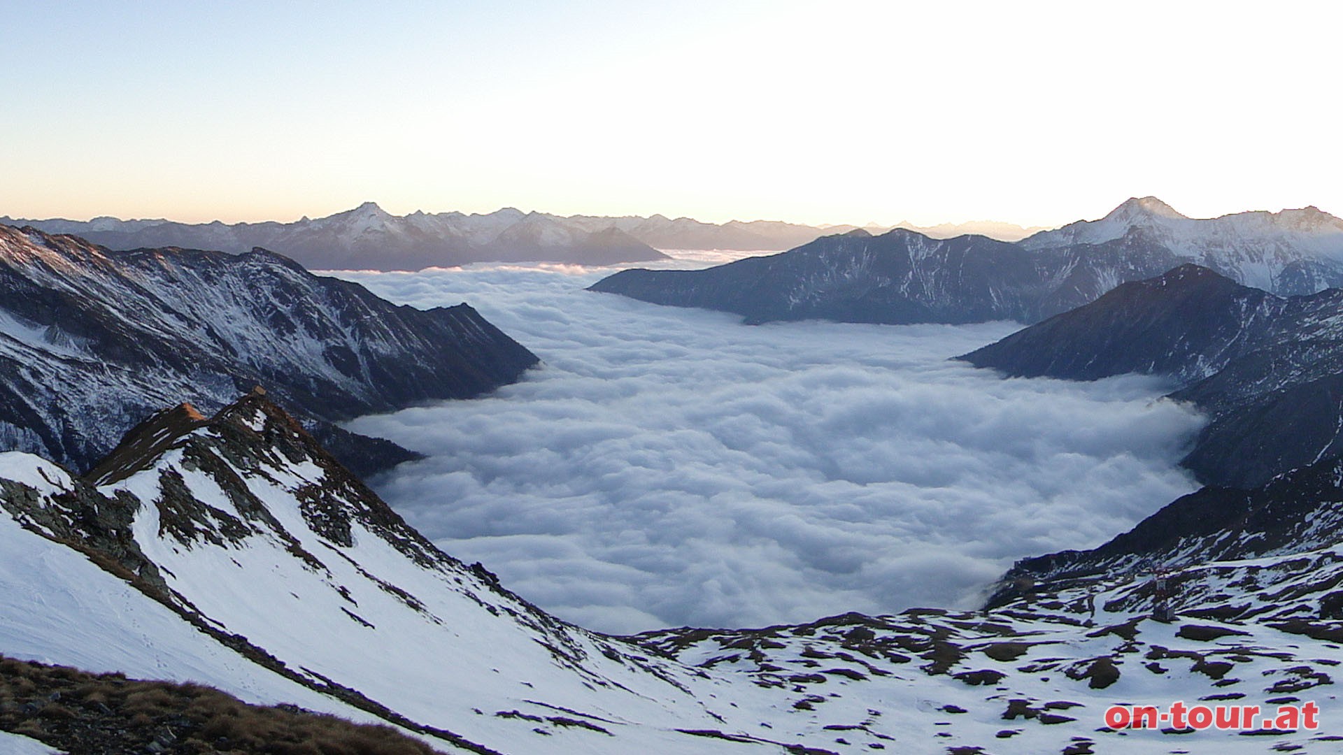 Spitze Inseln im Wolkenmeer. Sdliche Ankogel- und Sonnblickgruppe und hinter dem Mlltal die Kreuzeckgrupppe.