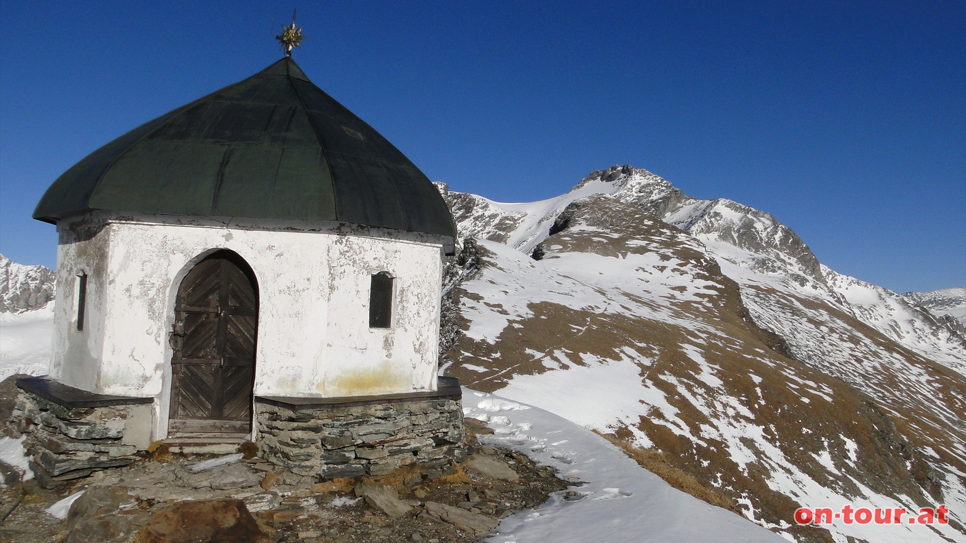 Tag 2; Von Hannoverhaus und kleiner Kapelle geht es ein kurzes Stck abwrts Richtung Osten.