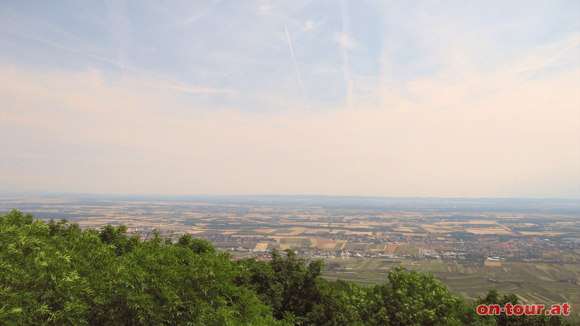 Weiter Rundblick ber die Thermenregion.