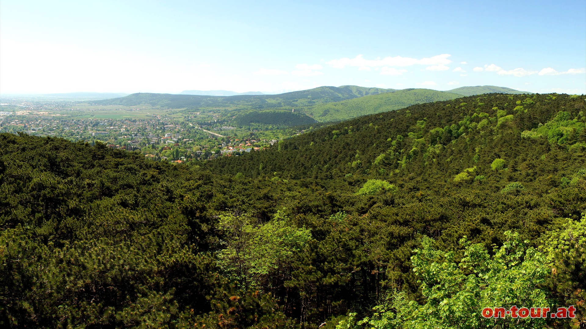 ......weit ber die Thermenregion bis zum Hohen Lindkogel. 