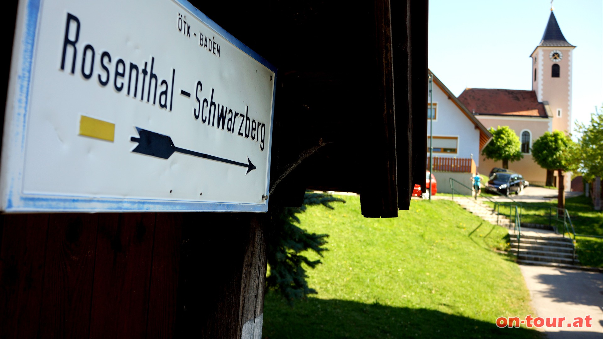 Nach einer kulinarischen Pause geht es zur St. Ulrich Kirche. Nun der gelben Markierung entlang Richtung Rosental und Schwarzberg.