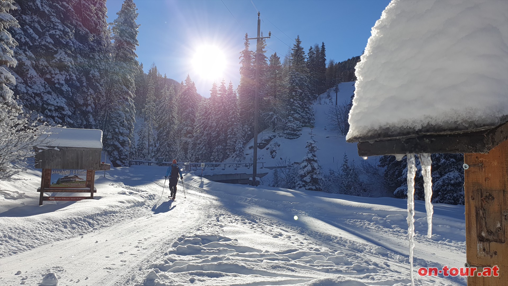 Der Wanderweg fhrt wieder zur Nockalmstrae.