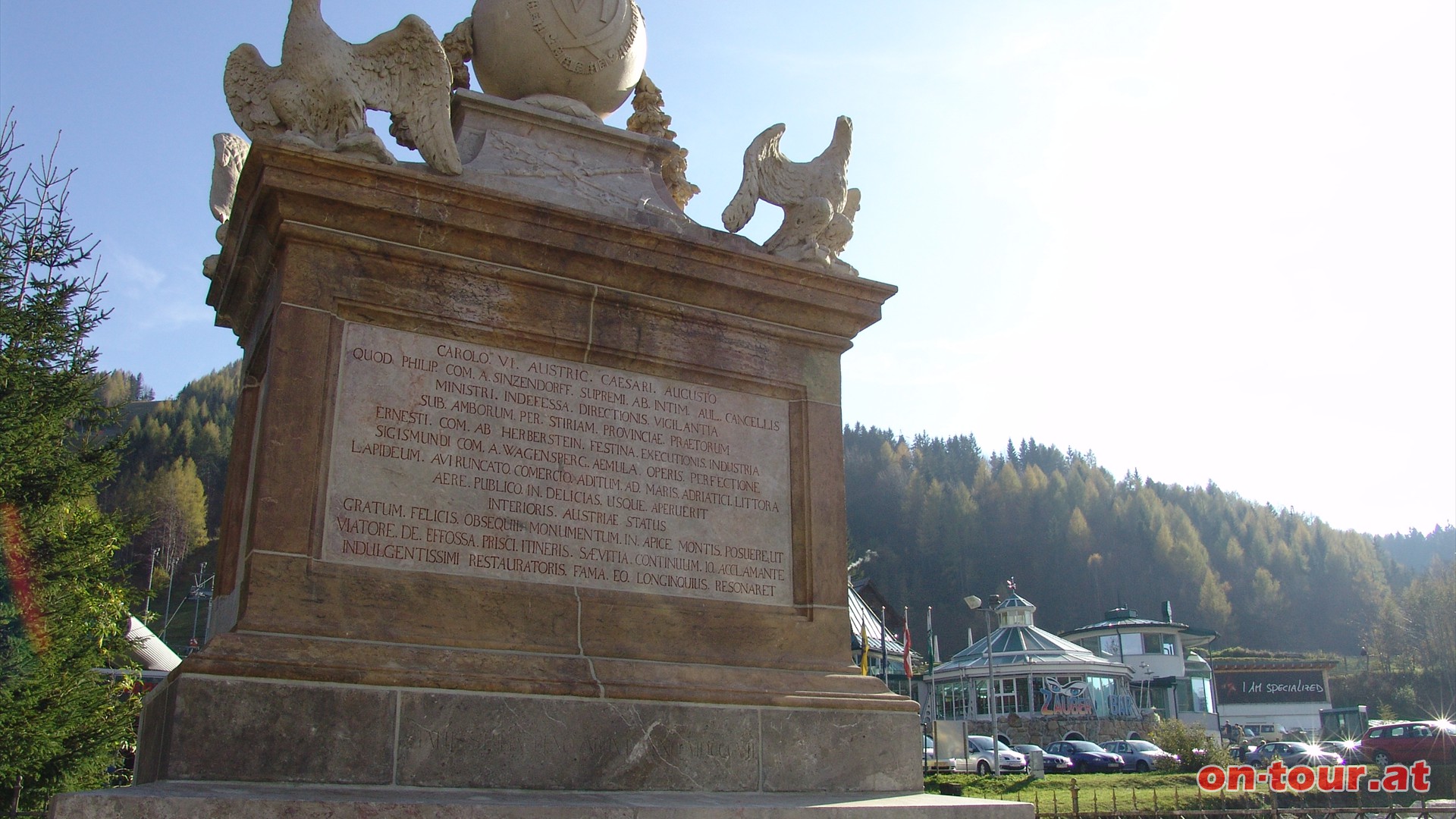 Auf der Passhöhe befindet sich das Carolusdenkmal.