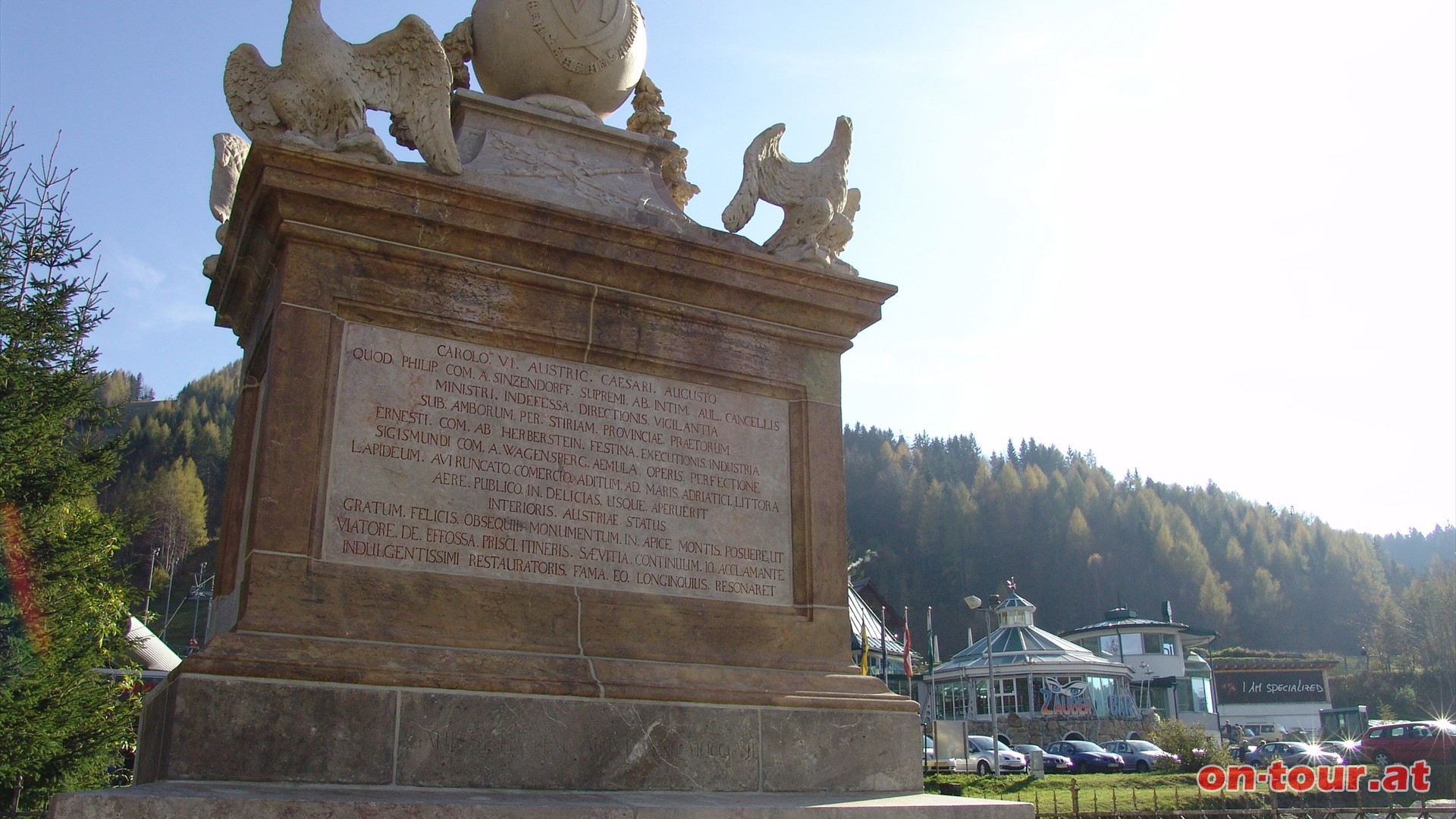 Auf der Passhhe befindet sich das Carolusdenkmal.