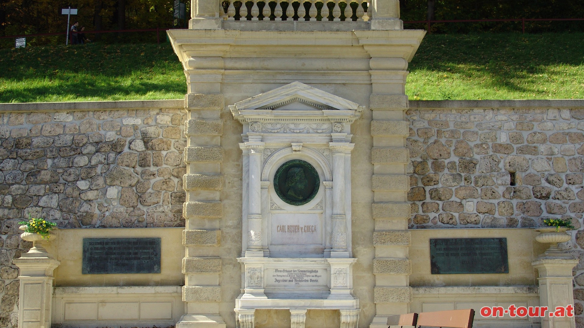 Carl Ritter von Ghega Denkmal am Bahnhof Semmering.