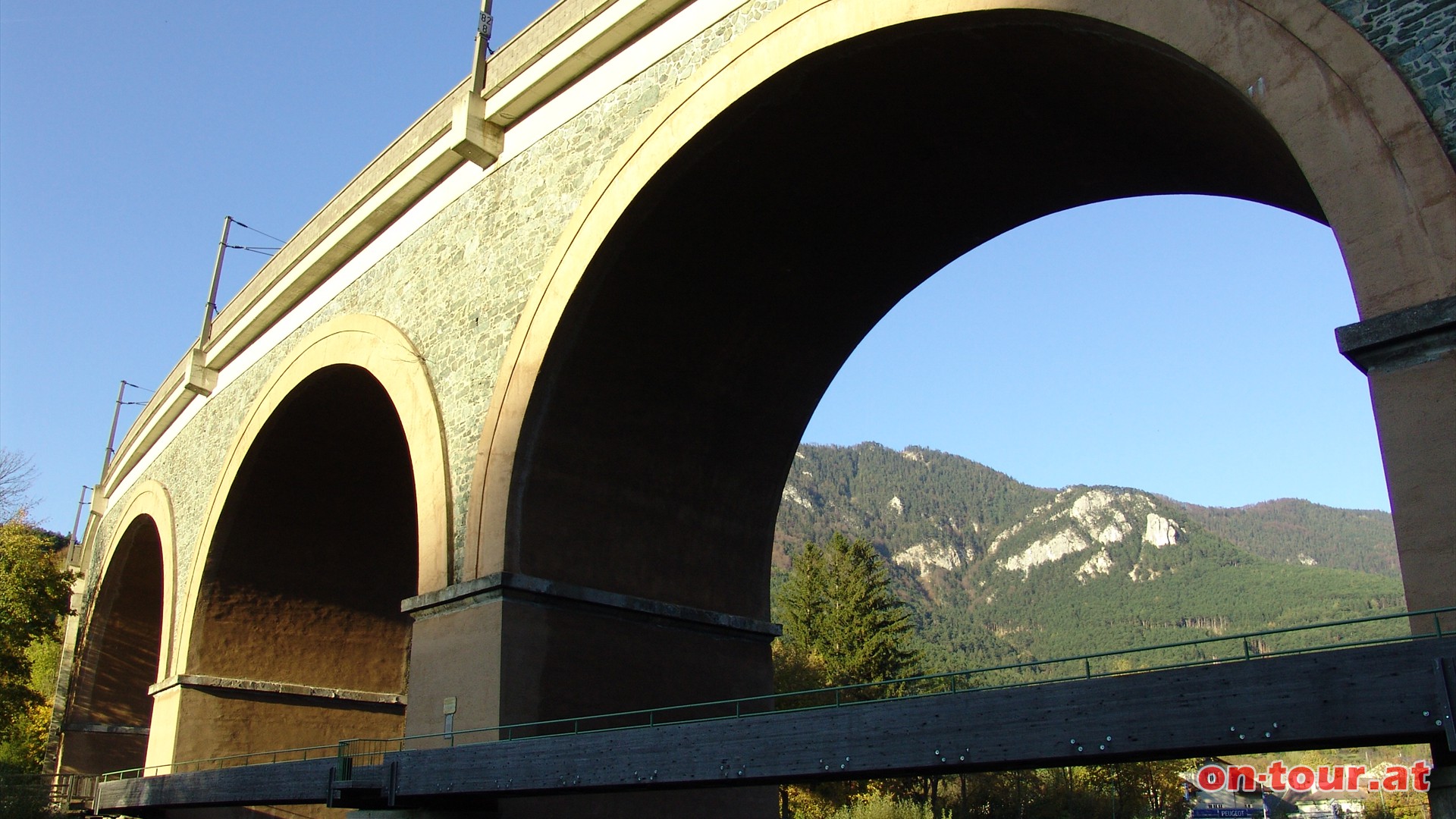 Die Variante Payerbach fhrt ber Kb zum lngsten Bauwerk der Semmeringbahn.