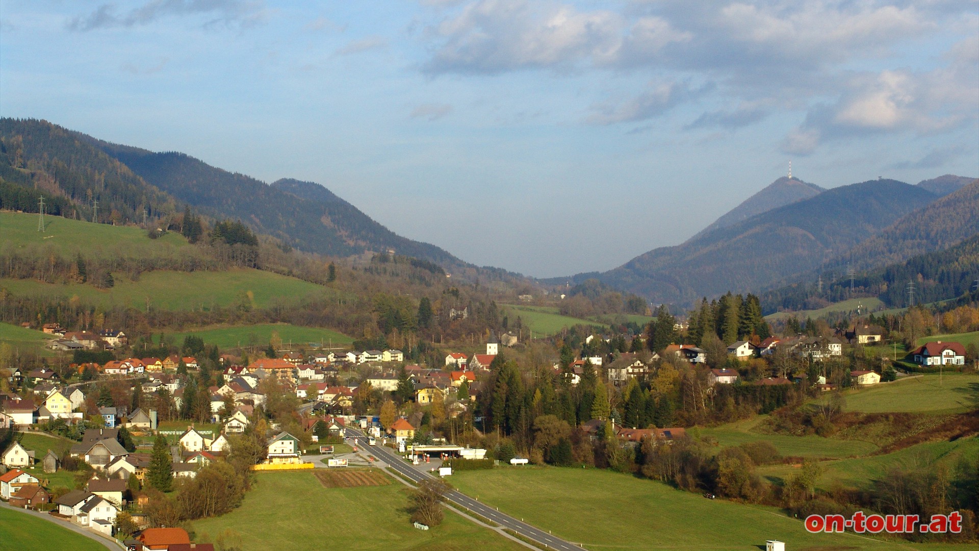 Entlang der Schienen geht es ber den Hochweg nach Spital am Semmering, Steinhaus und Richtung Passhhe Semmering.