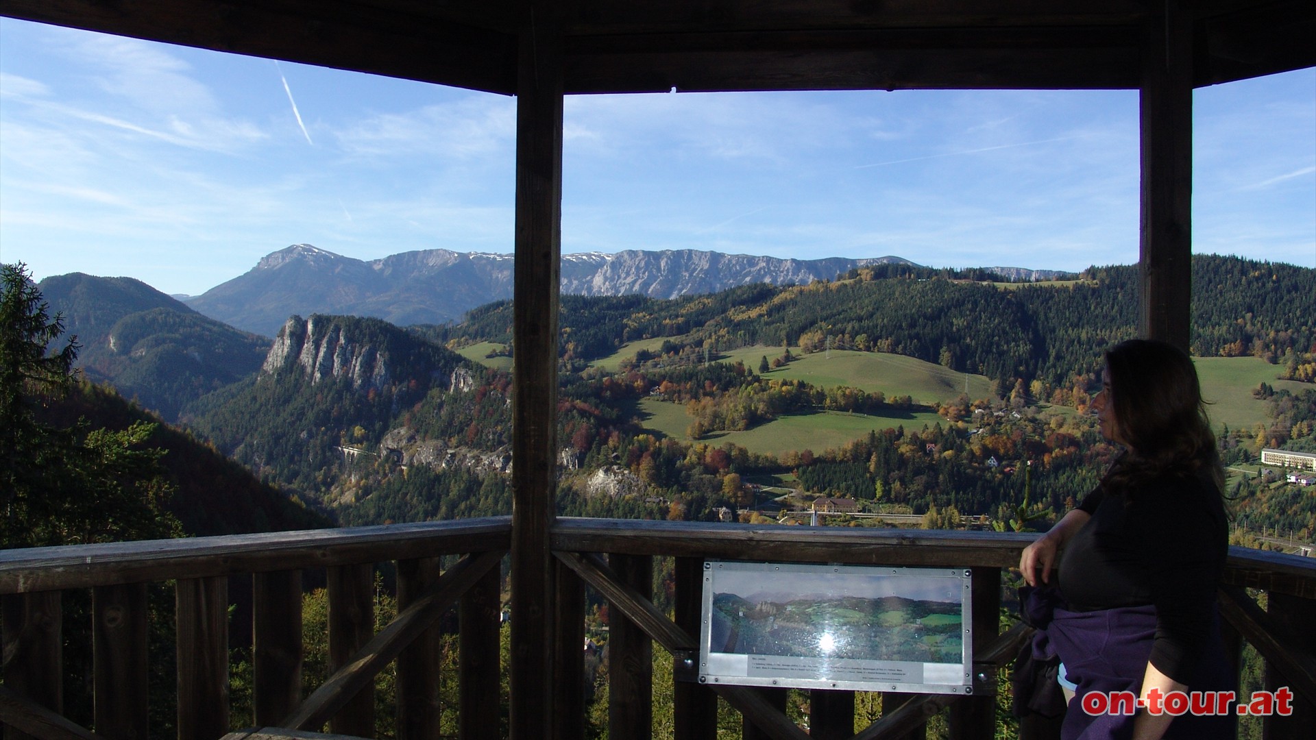 Im Westen die Polleroswand (links) und dahinter der hchste Punkt der Raxalpe, die 2.007 m hohe Heukuppe.