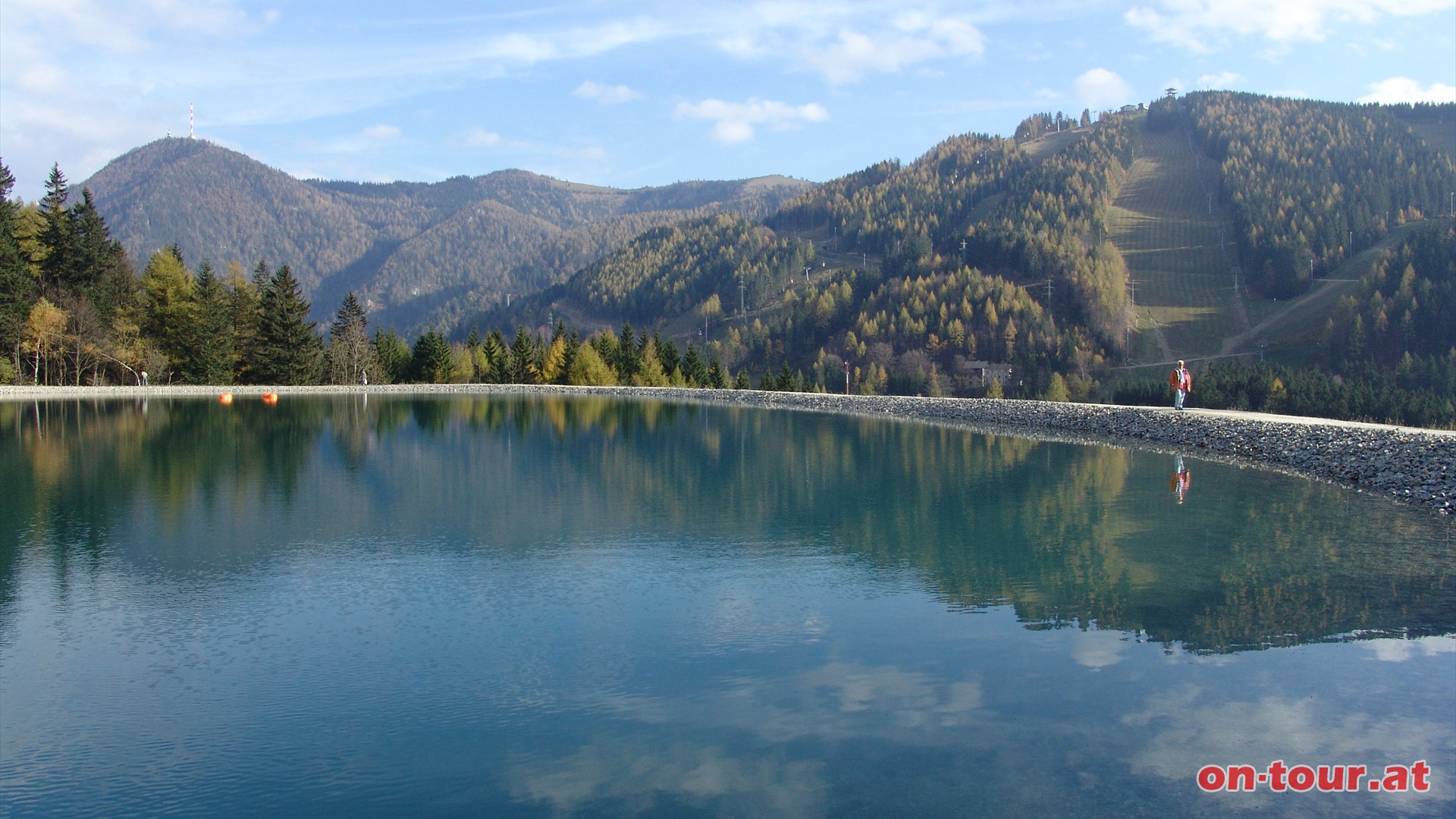 Links halten und ber den Wiesenweg zum Beschneiungsteich. Im Hintergrund der Hirschenkogel und Sonnwendstein.