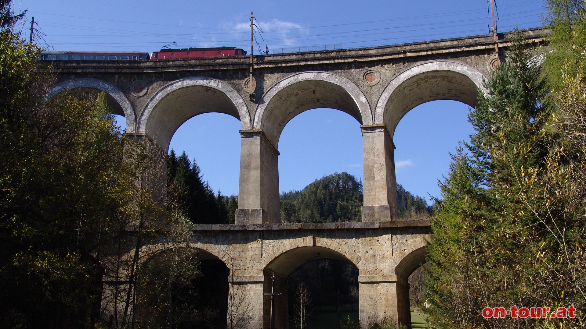Nun zum imposantesten Bauwerk der Semmeringbahn, dem Kalte Rinne Viadukt.