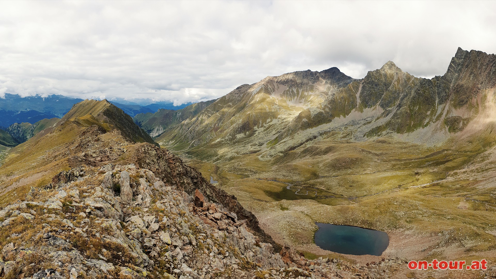 Abstieg zum Arzkopf ber dem Grat oder rechts unterhalb vom Grat. Weiter am Kamm zum Schnjchl mit Blick ins Ochsenmoos und zum Glockhaus.