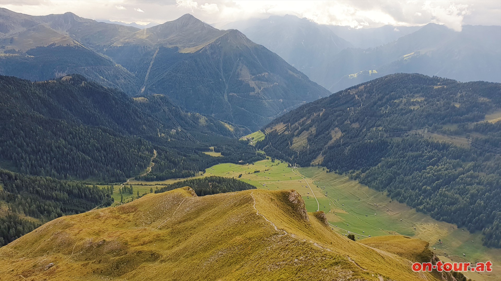 Abstieg zur Gschneier Alm. Im Tal bereits die Pfundser Tschey.