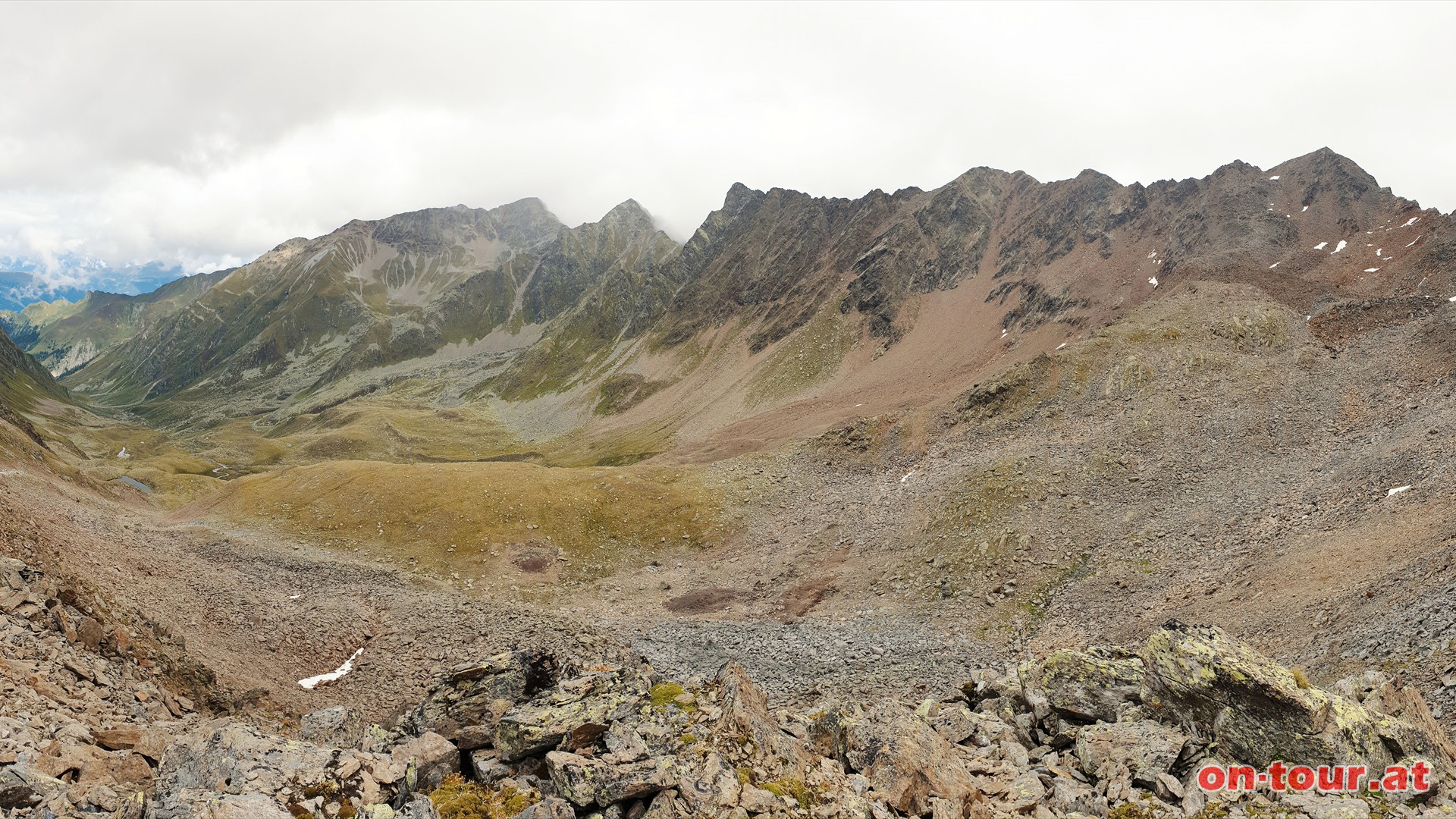 Arzkopf; Blick Richtung NO ins Ochsenmoss, zum Blockhaus (Mitte) und zum Bergler Fernerkogel (rechts).