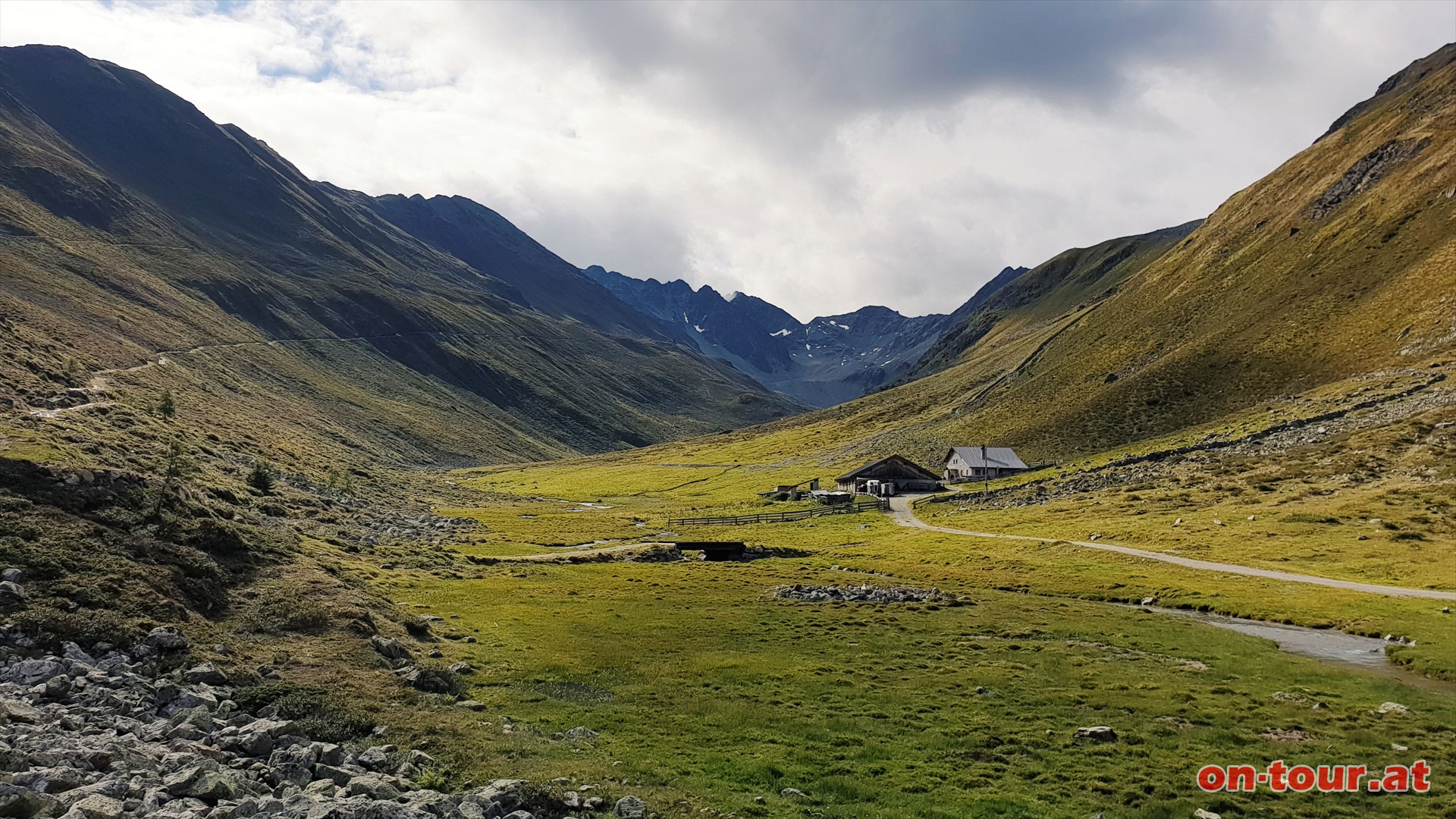 Platzalm; links weiter Richtung Bergwerk Platzertal.