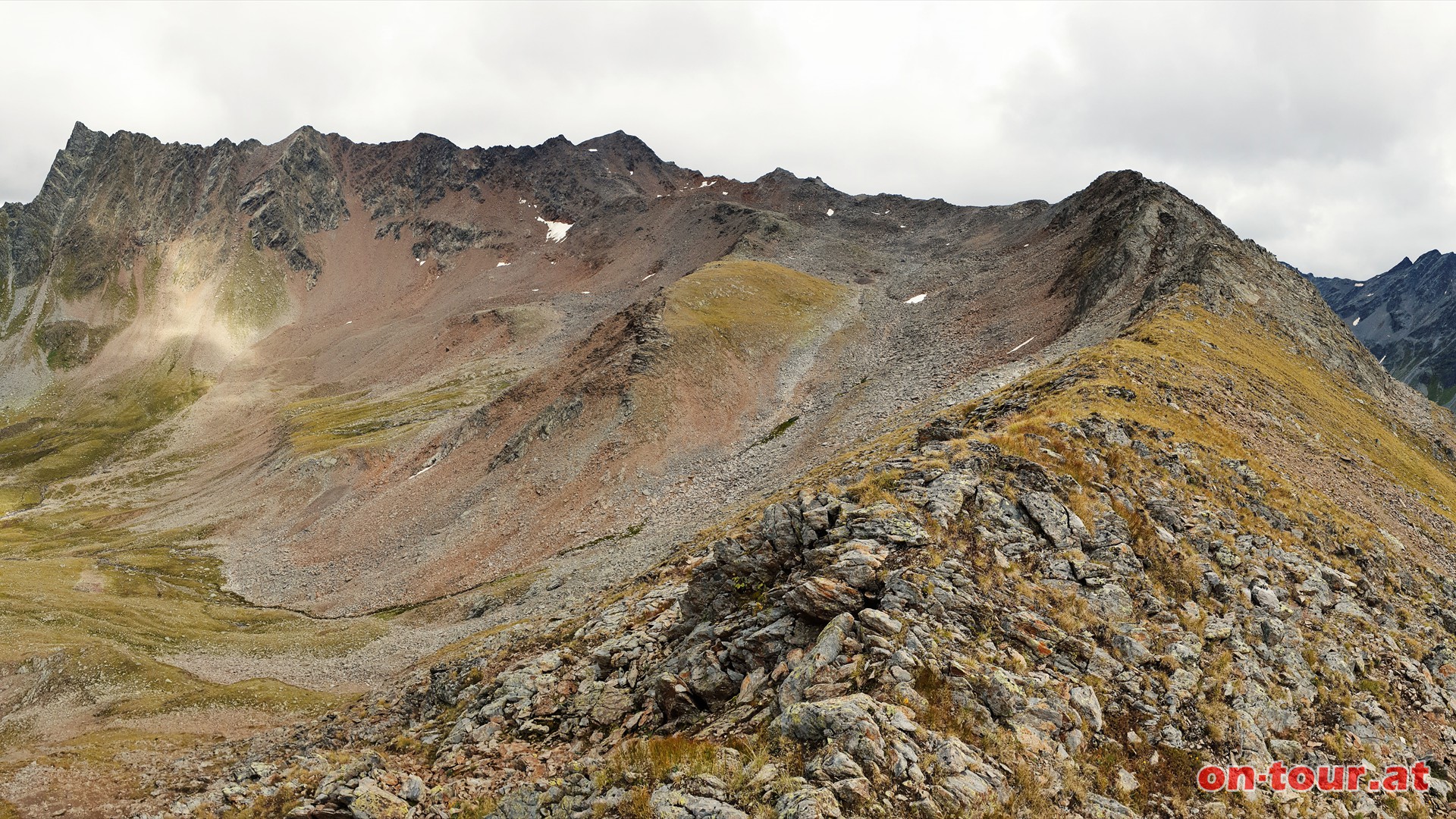 Rckblick zum Gratverlauf Schnjchl-Glockhaus mit dem Bergler Fernerkogel in der Mitte.