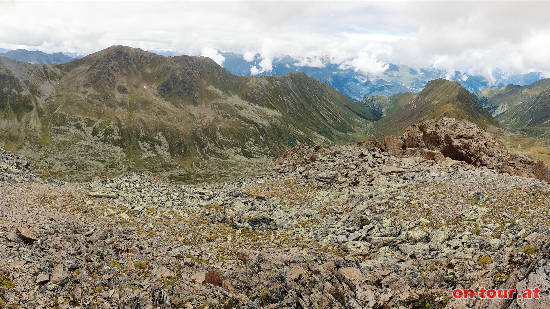 Wegloser (zeitweise Pfadspuren), teilweise etwas steilerer Aufstieg zum Arzkopf. Blick Richtung Platztal.