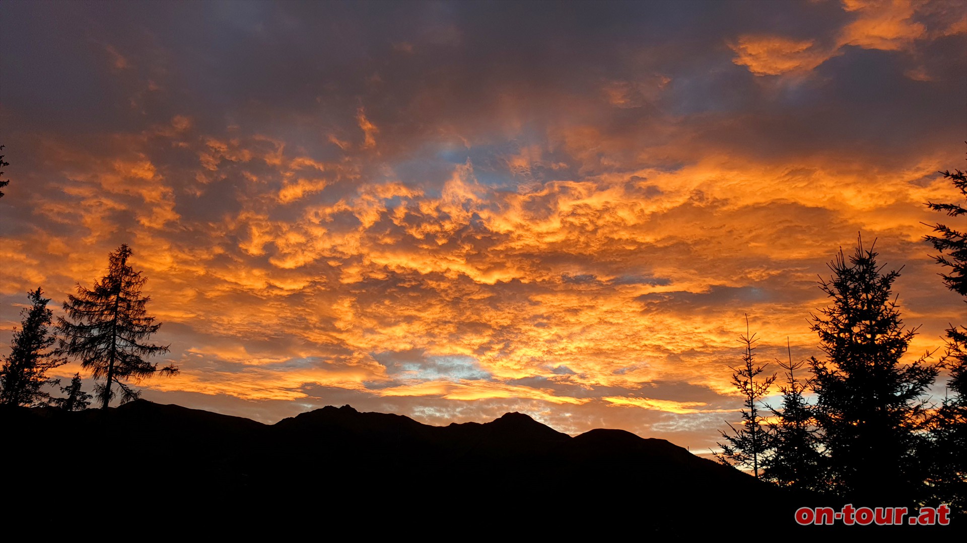 Abstieg ber den direkten Weg nach Rauris mit Sonnenuntergang.