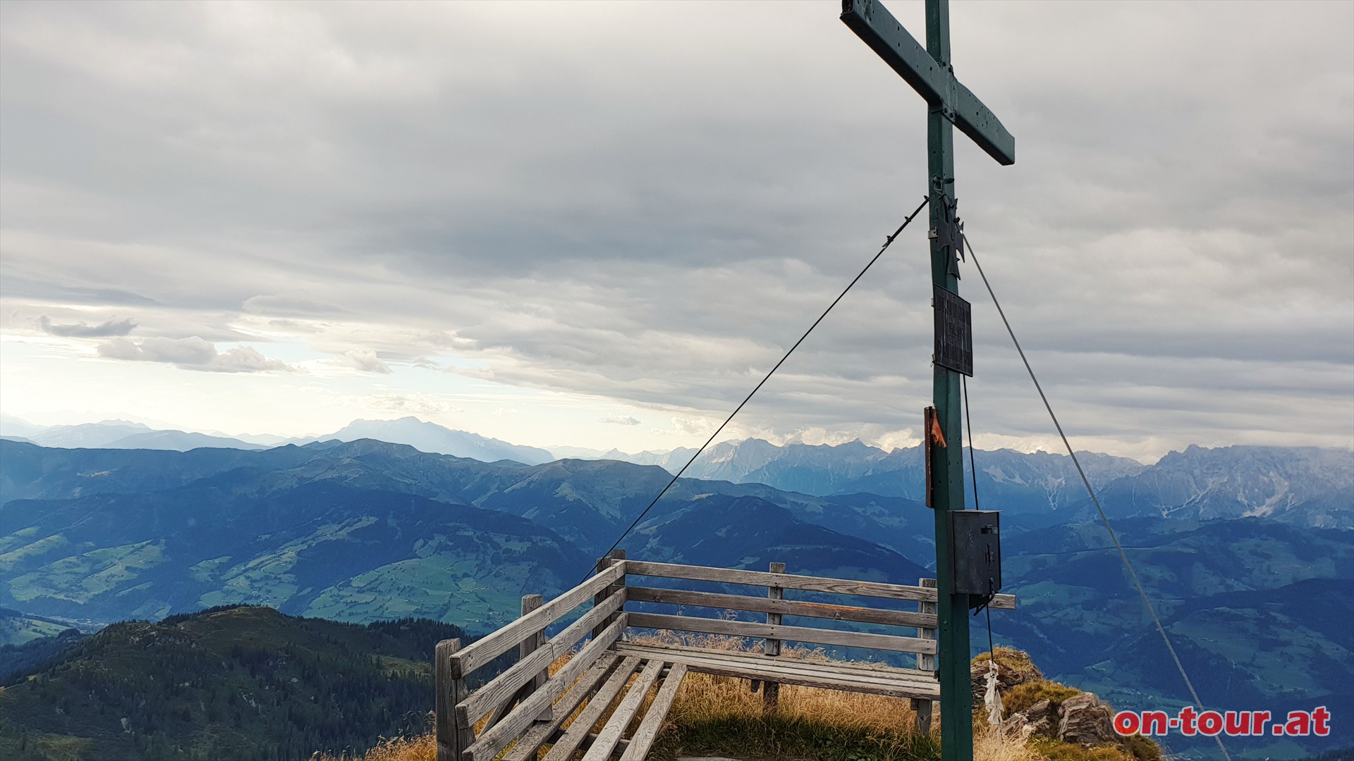 Bernkogel mit Sitzbank.