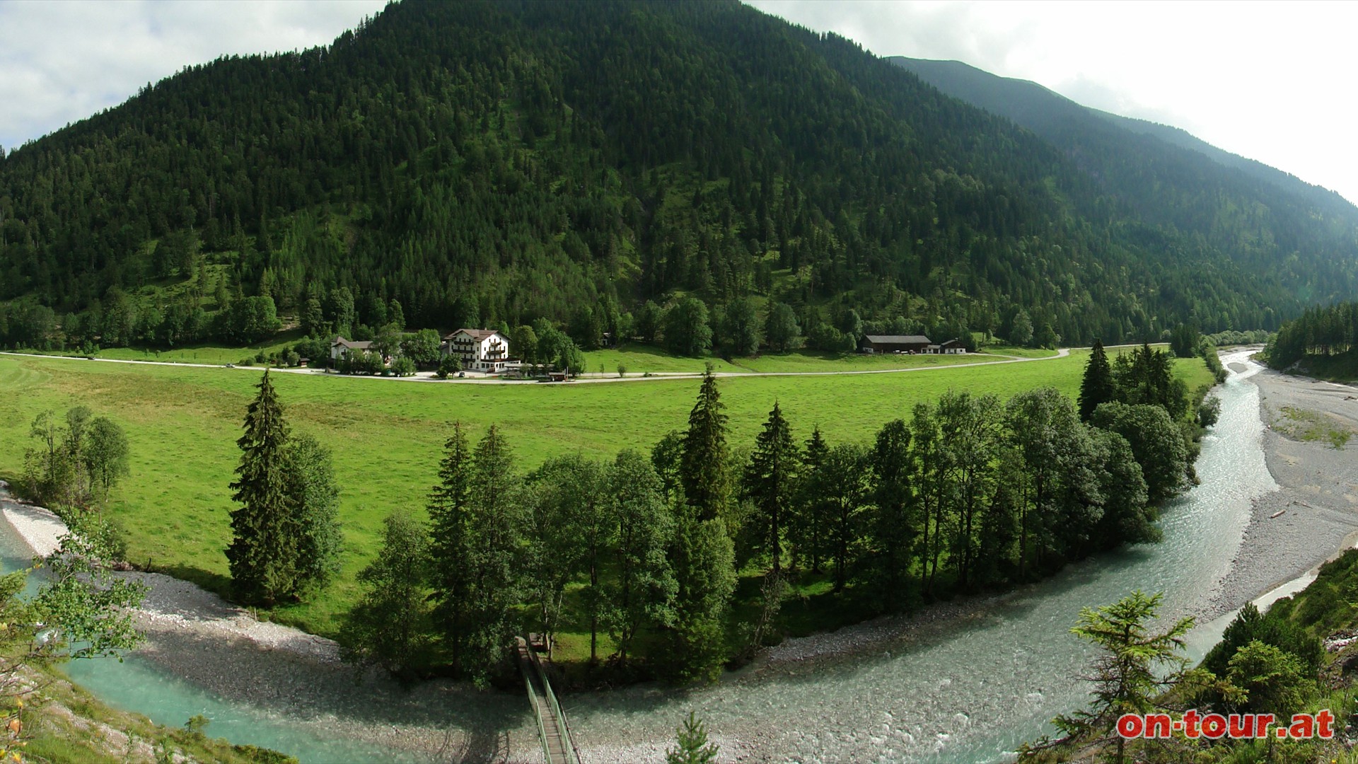 Ausgangspunkt: Der herzogliche, aber geschlossene, Alpenhof im Riesstal.