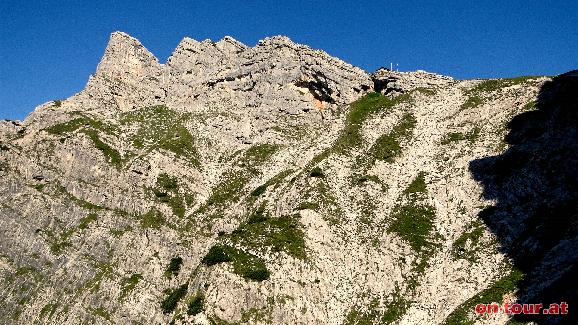 Am Hochtor zeigt sich auch schon die Passauer Htte.