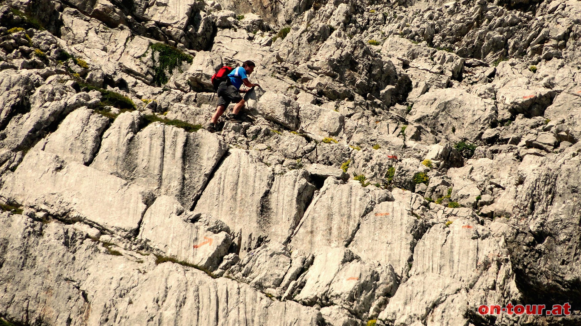 Der gut markierte Weg fhrt ber zahlreiche leichte Kletterpassagen.