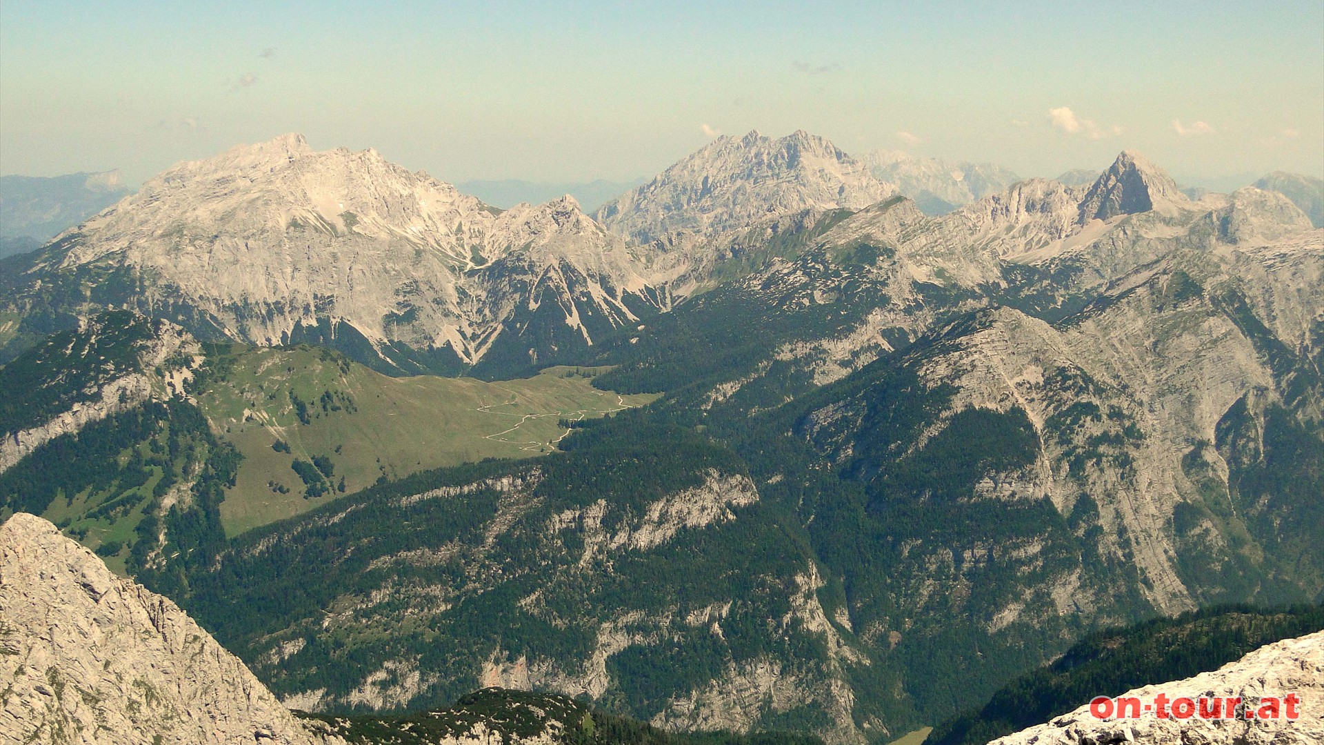 Im Nordosten der Watzmann in Bayern (Mitte) und der Groe Hundstod in den Berchtesgadener Alpen (rechts). 