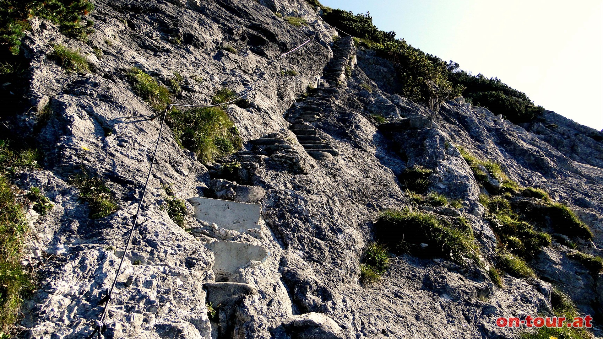 Komfortable Treppen im Stein. Eine hervorragende Leistung der Wegerhalter und Wegbauer.