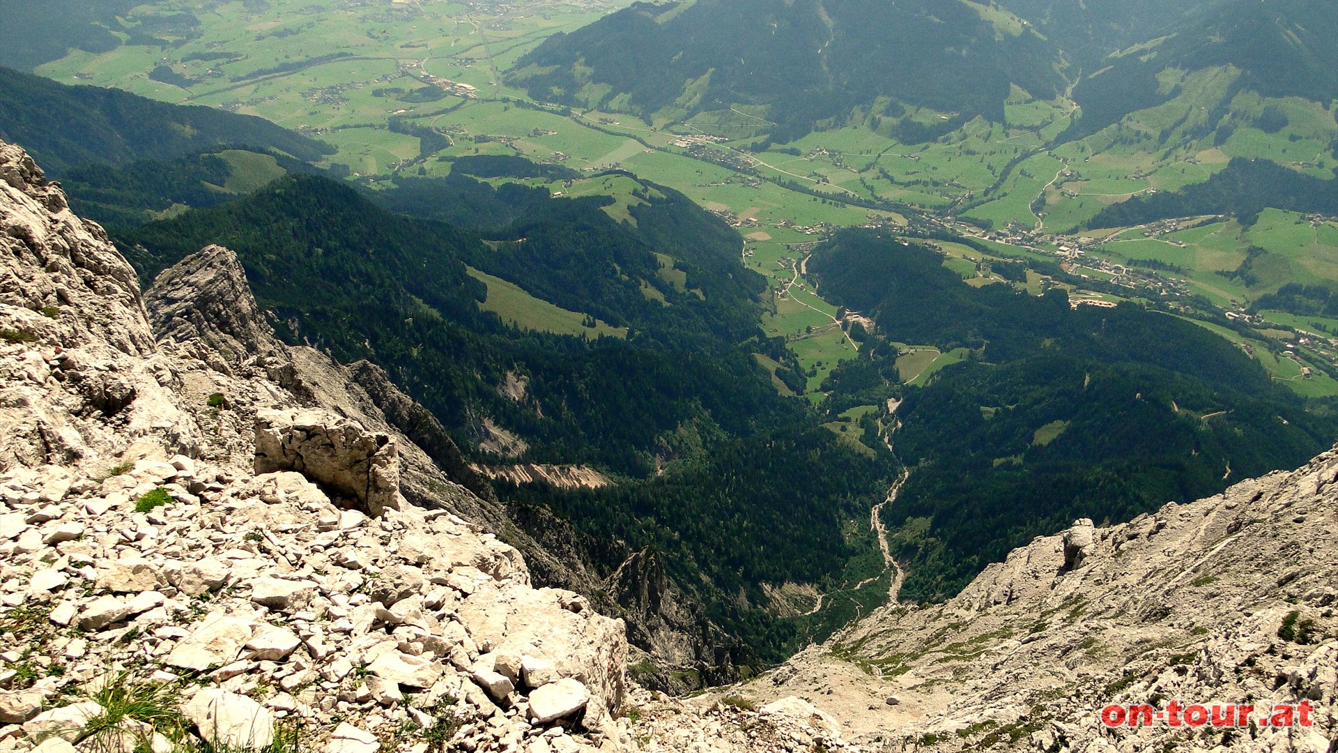 Luftiger Tiefblick ins Ullachtal und nach Leogang.