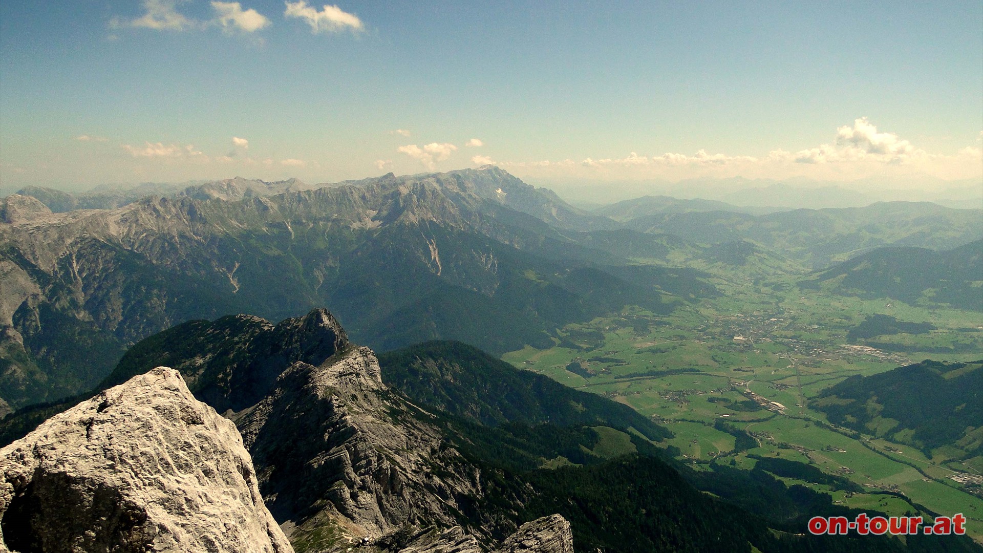 Rechts Saalfelden und links der Hochknig und das Steinerne Meer. Links unten die Passauer Htte.