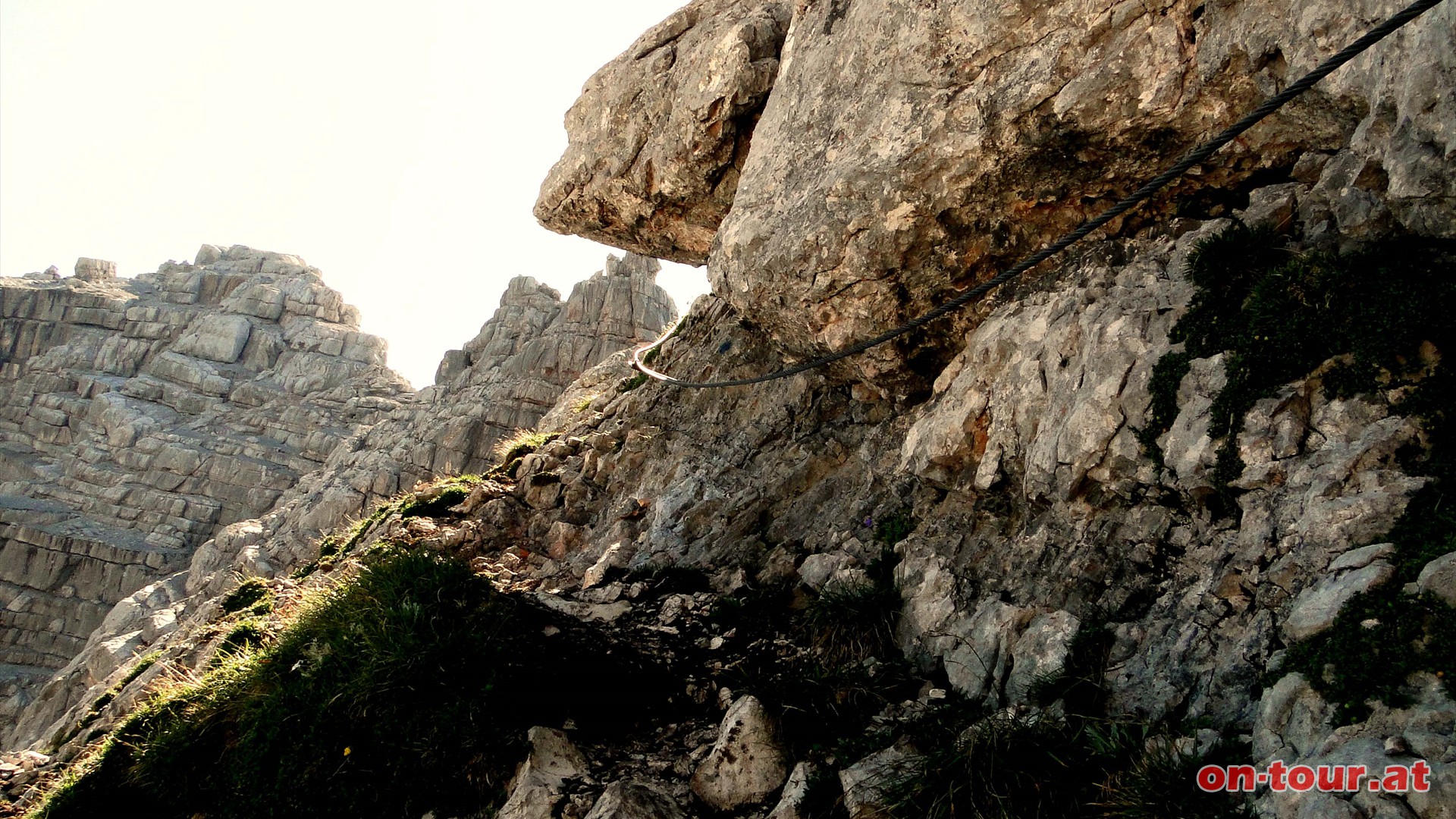 Weiter ber den Klettersteig A. Der alte Weg ist angeblich rutschig (loses Gestein).