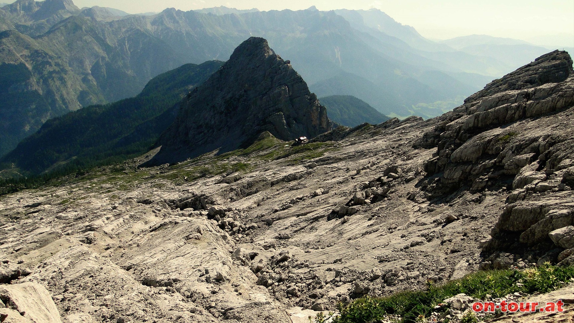 Wieder in der Sdwand. Tiefblick zurck zur Htte.