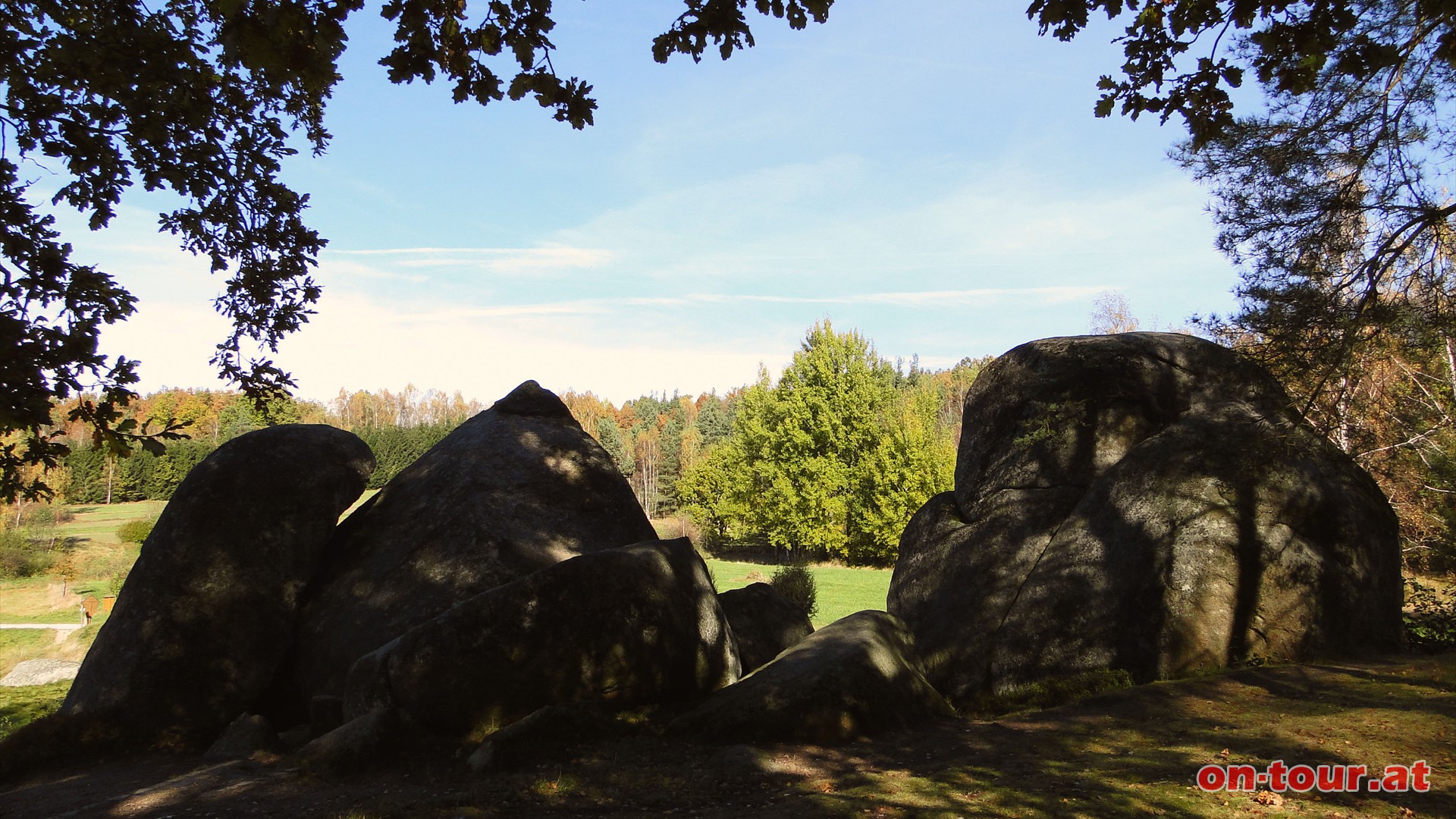 Die mchtigen Hollersteine am Waldrand.