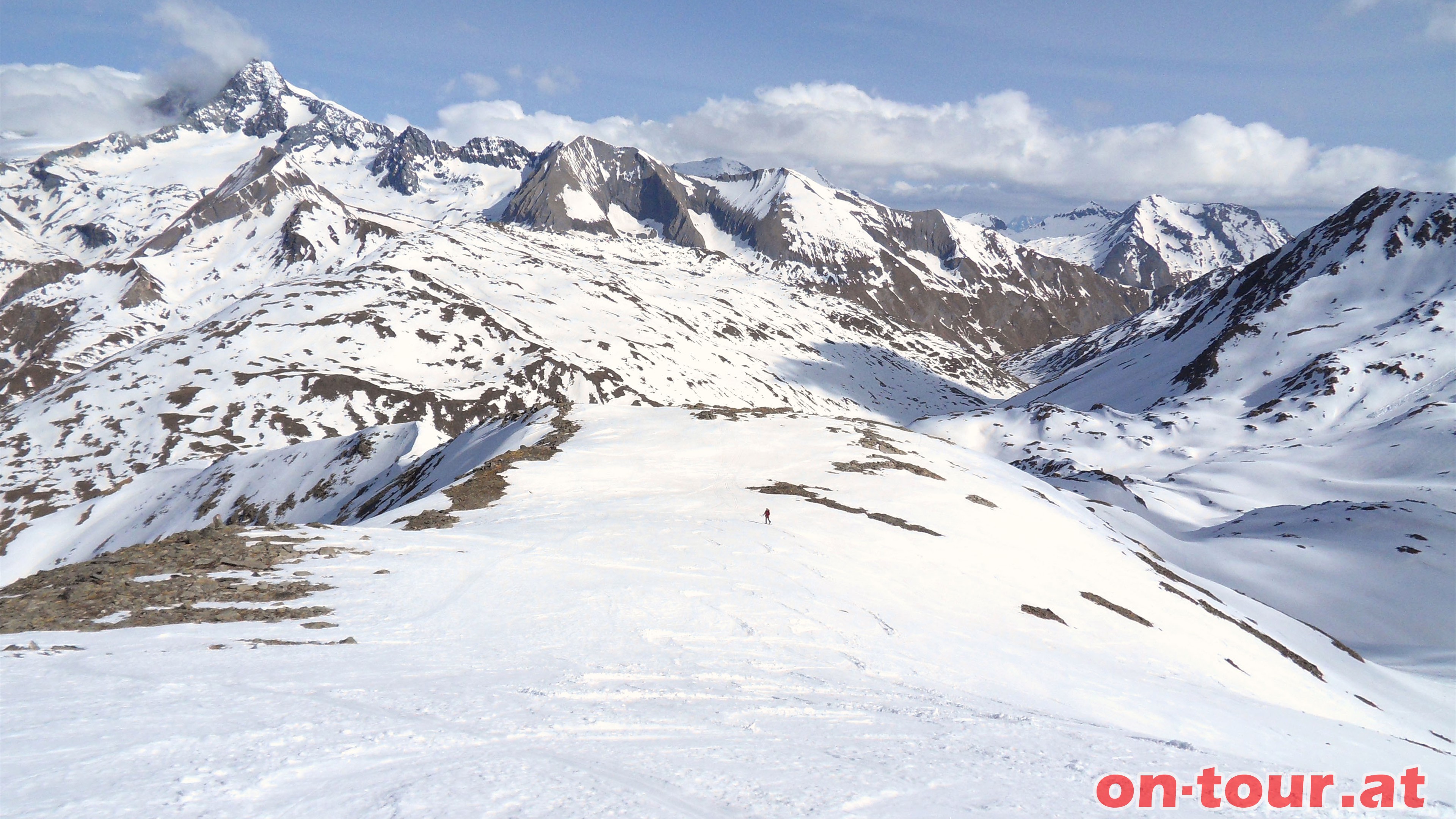 Am Nordkamm (Sommerweg) entlang bis knapp vorm Tschadinsattel. Hinter uns erhebt sich die Glocknergruppe.