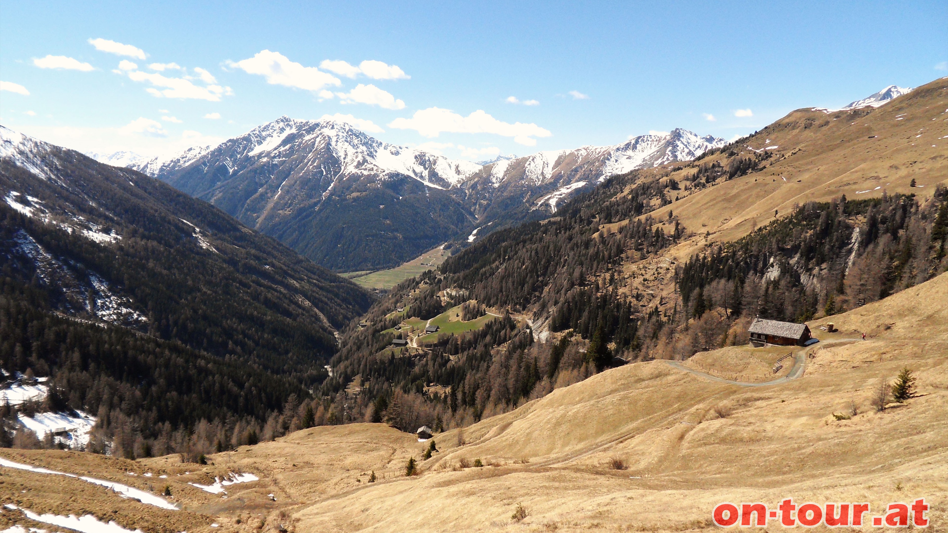 Die Schotterstrae endet bei der Alm. Rckblick zur Nigglalm und in das Kalser Tal. Im Frhjahr kann es hier bereits schneefrei sein.