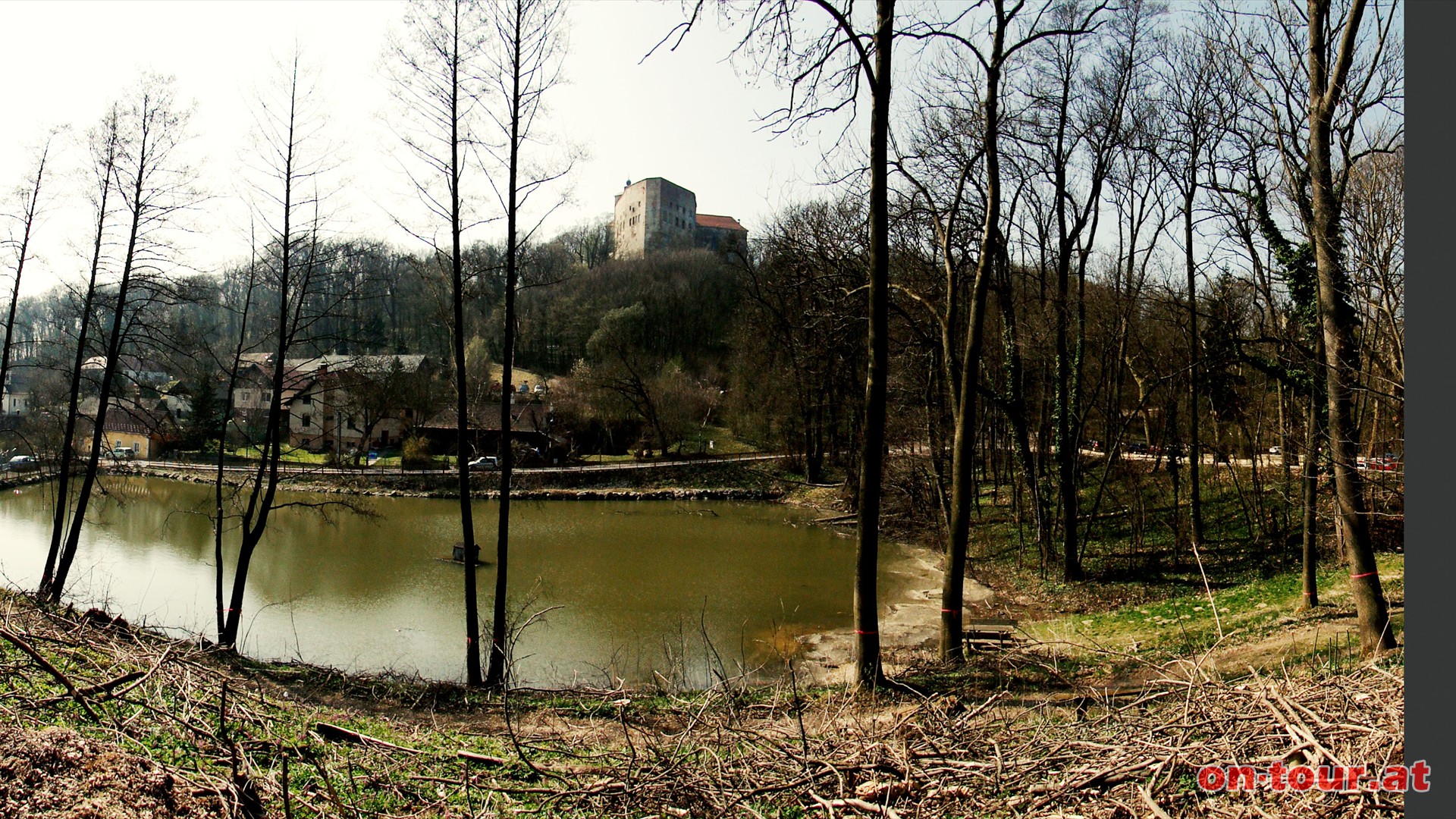 ..... links am Schloss vorbei hinunter nach Drfles und dem......